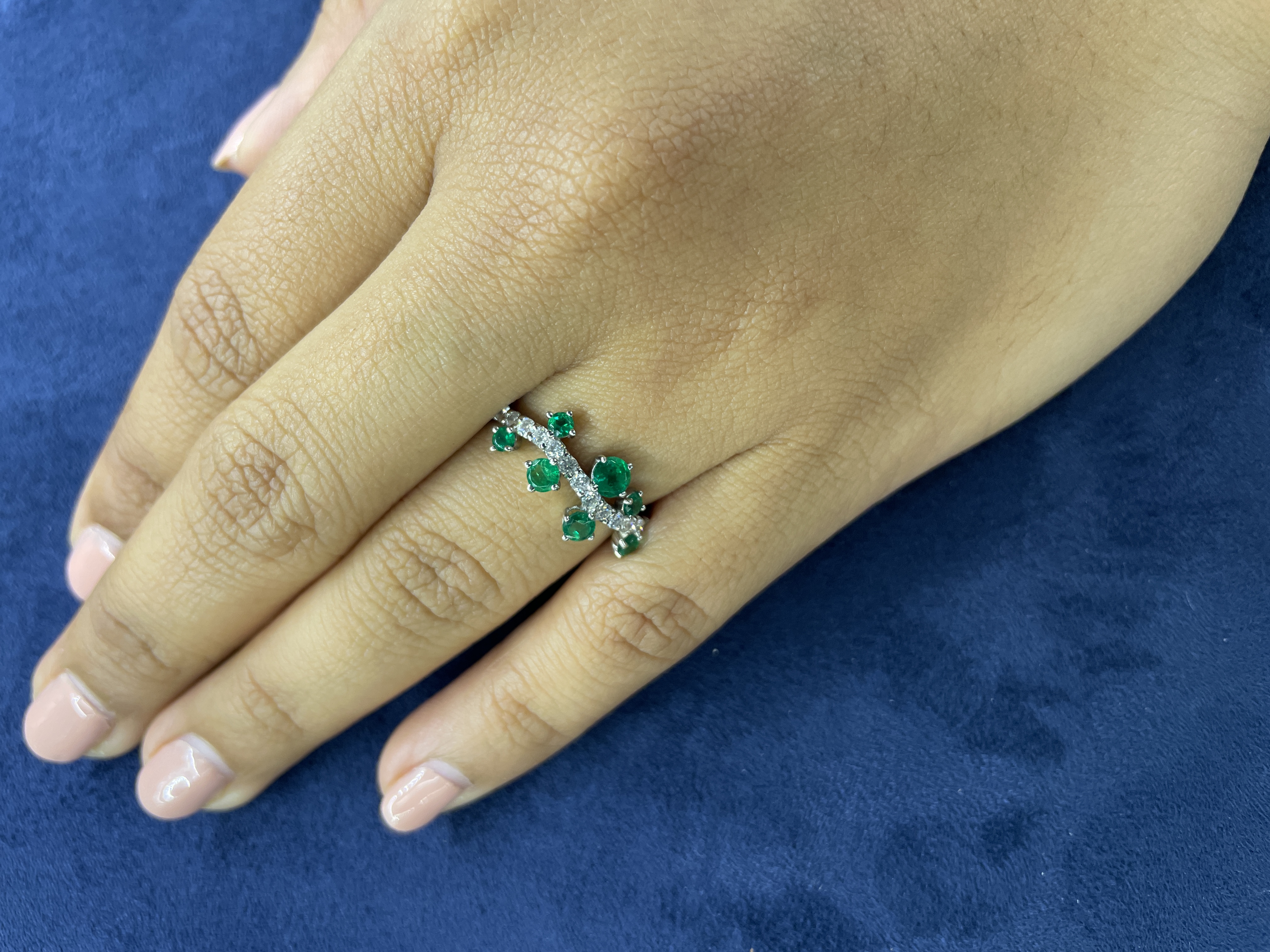 AN EMERALD AND DIAMOND RING - Image 4 of 4