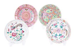 A GROUP OF FOUR FAMILLE ROSE SIDE PLATES