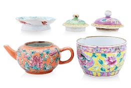 A GROUP OF ASSORTED FAMILLE ROSE PORCELAIN