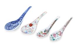 A GROUP OF FOUR FAMILLE ROSE AND BLUE AND WHITE SPOONS