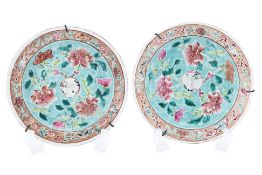 A PAIR OF FAMILLE ROSE 'CRANE' SAUCERS