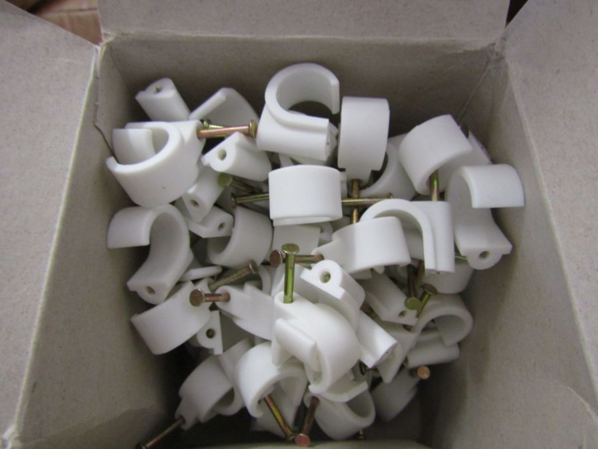 25 x Pack of 100 ALTO 15-18mm Round White Cable Clips - AL5793 - Image 3 of 4