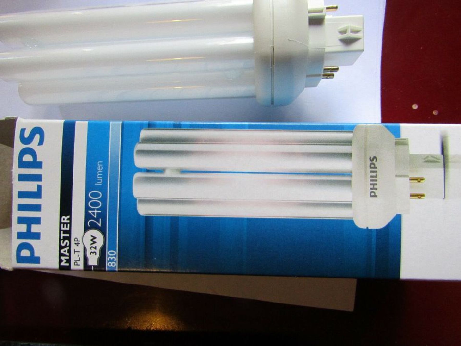 90 x Philips 4 Pin Non-Integrated Compact Fluorescent Lamp 32W 3000K H7 7877677 - Image 4 of 4