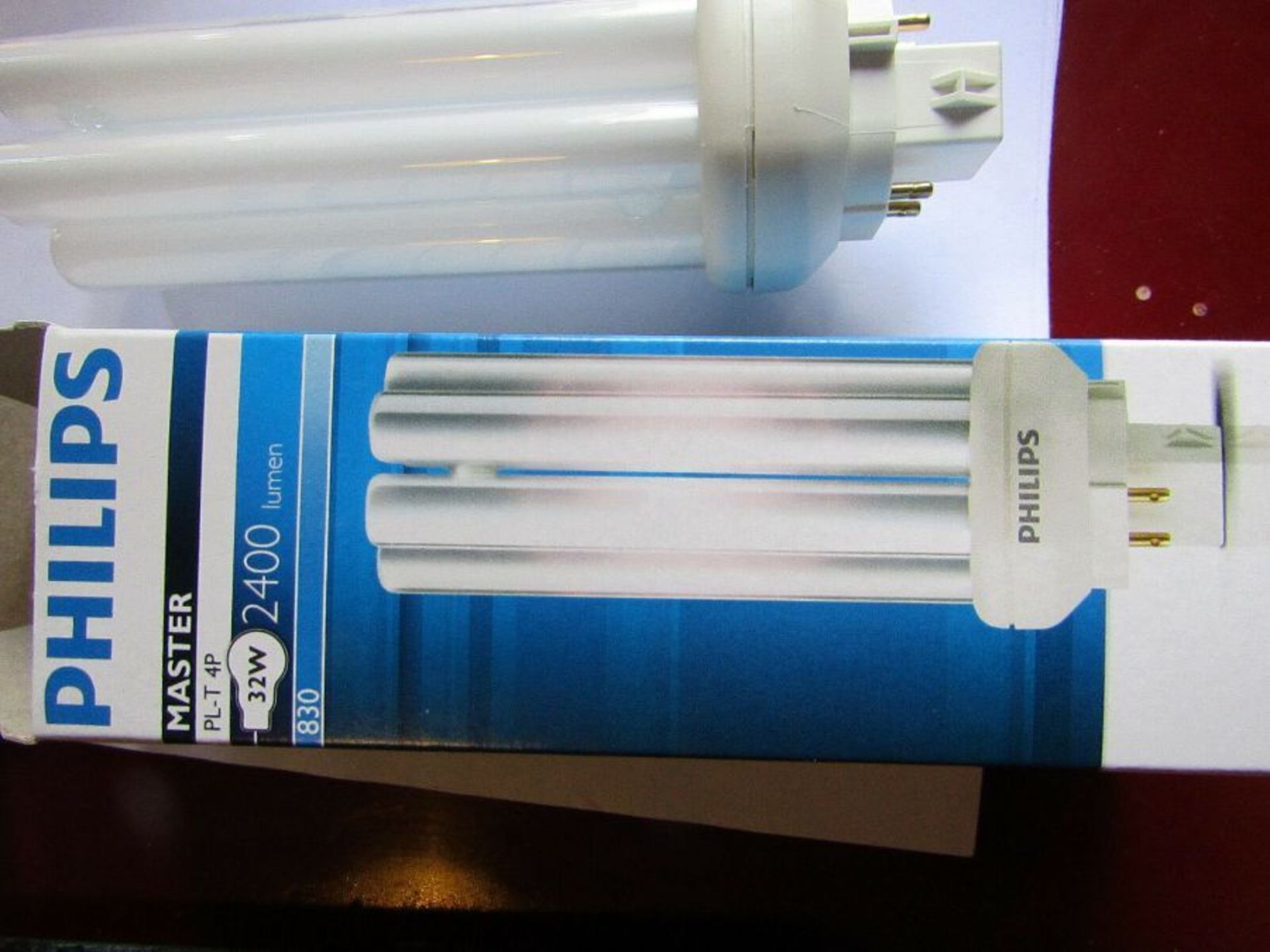 90 x Philips 4 Pin Non-Integrated Compact Fluorescent Lamp 32W 3000K H7 7877677 - Image 2 of 4