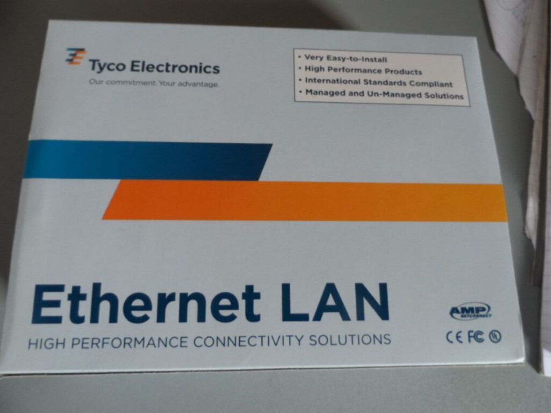 30 x Tyco 10 / 100 Fibre Media Converter 1 port Desktop Switch - Ethernet LAN 4390206 - Image 2 of 4
