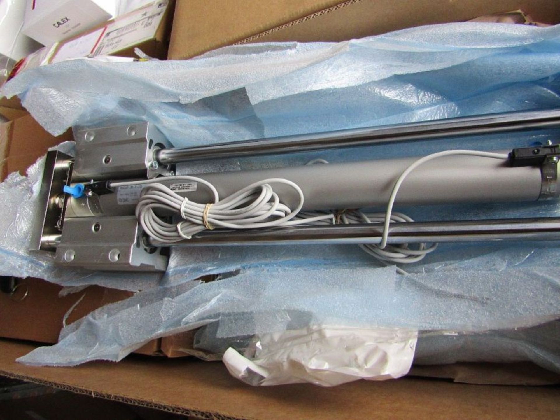SMC Pneumatic Guided Cylinder MGCLB32-350-R-C73L - 350mm stroke H9P3 8497566 - Image 3 of 4