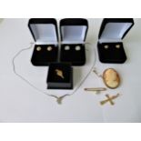 Collection of various 9ct Yellow and White Gold Jewellery.