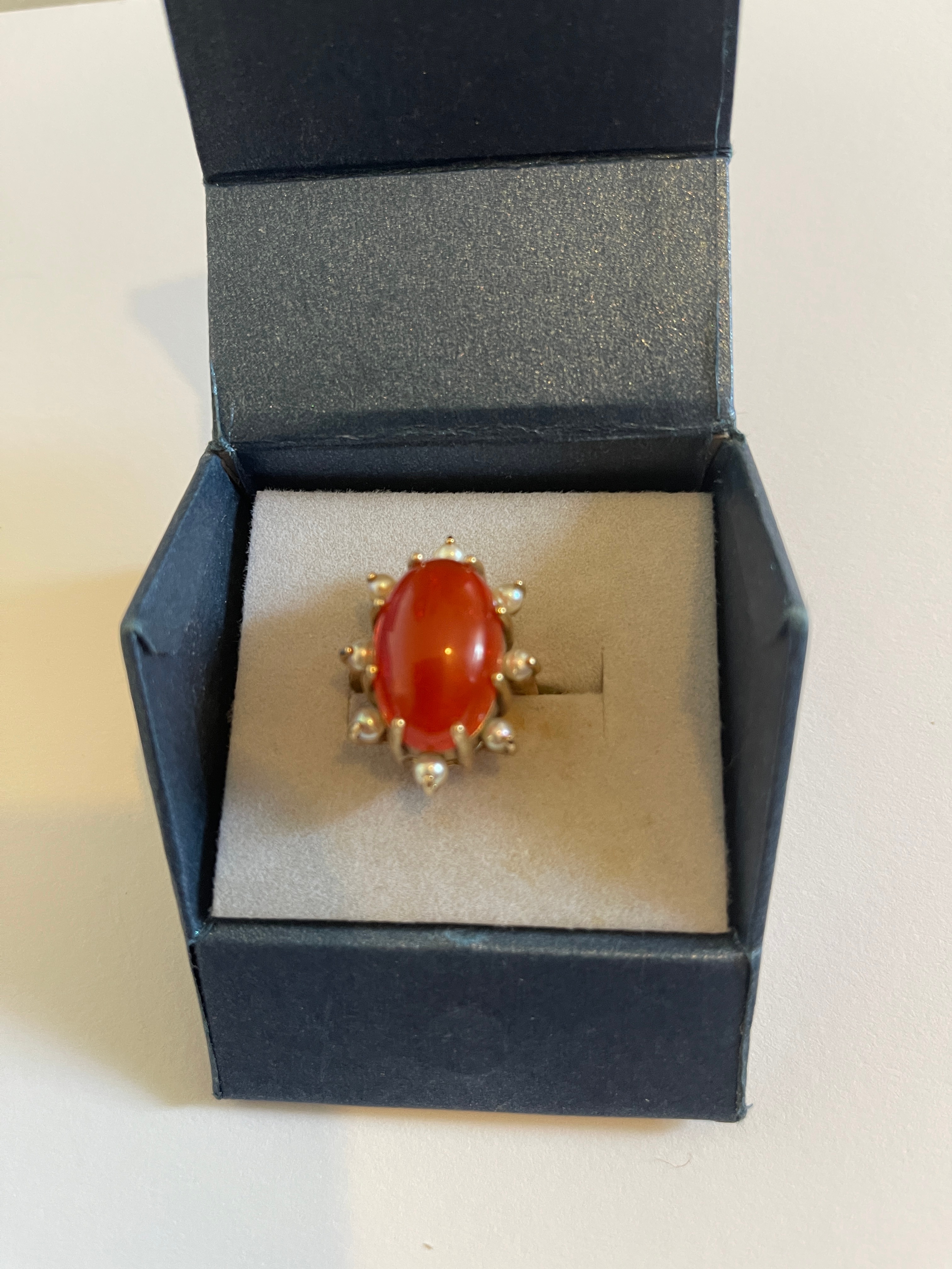 Vintage 9ct Gold, Carnelian and Pearl Ring - UK size (N 1/2) US size (7) with ring head 25x18mm - Image 4 of 7