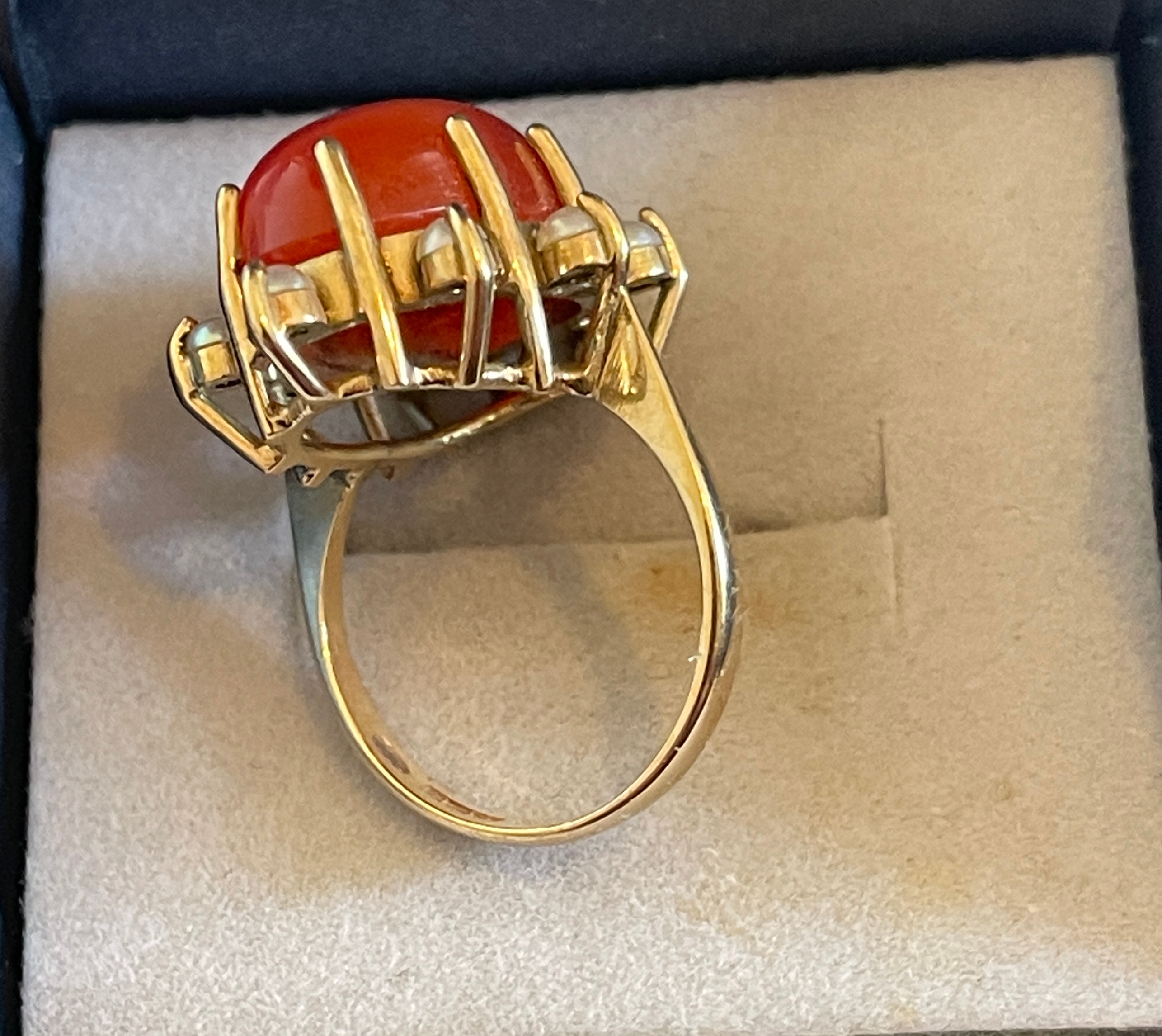 Vintage 9ct Gold, Carnelian and Pearl Ring - UK size (N 1/2) US size (7) with ring head 25x18mm - Image 6 of 7