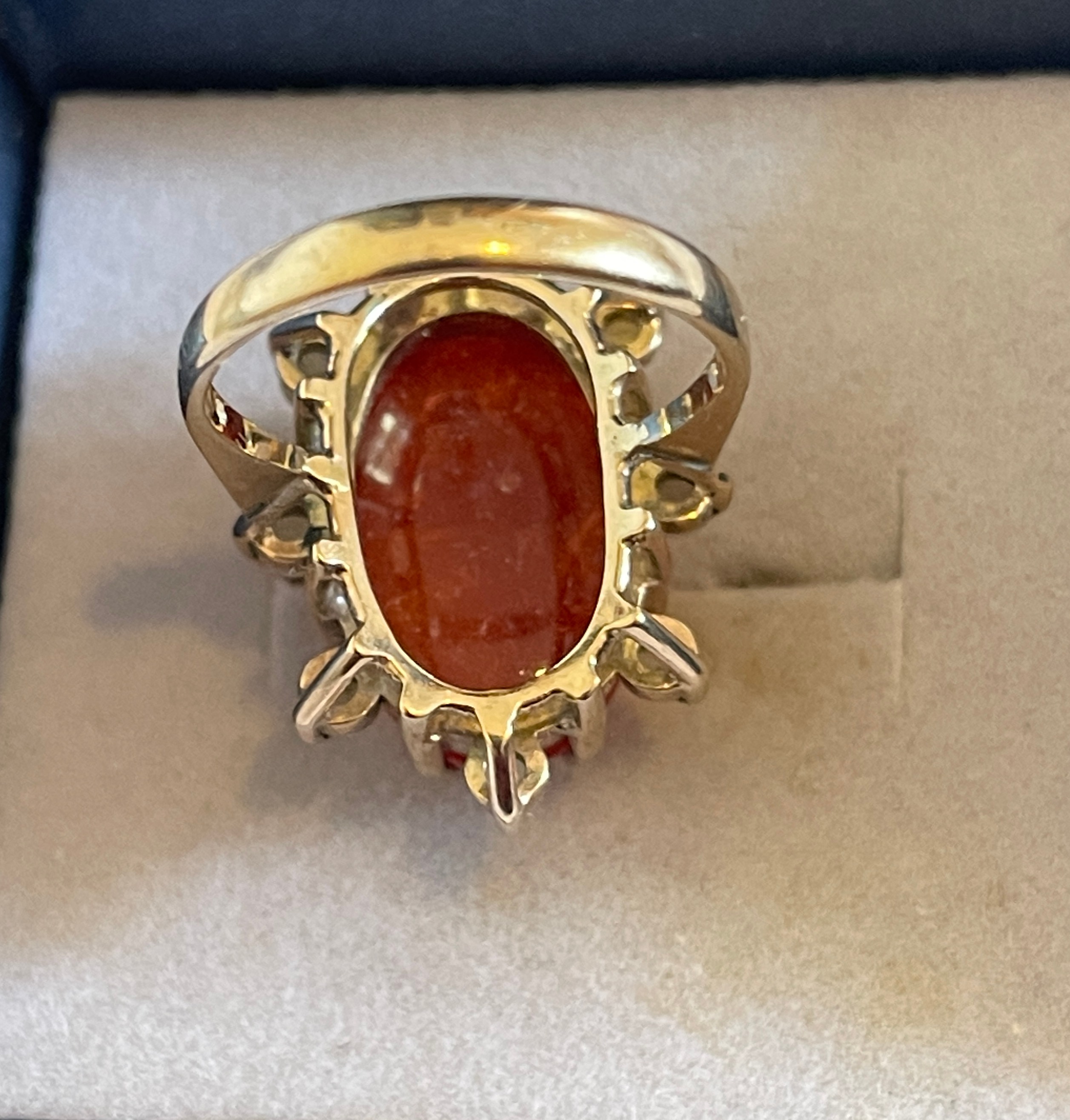 Vintage 9ct Gold, Carnelian and Pearl Ring - UK size (N 1/2) US size (7) with ring head 25x18mm - Image 7 of 7