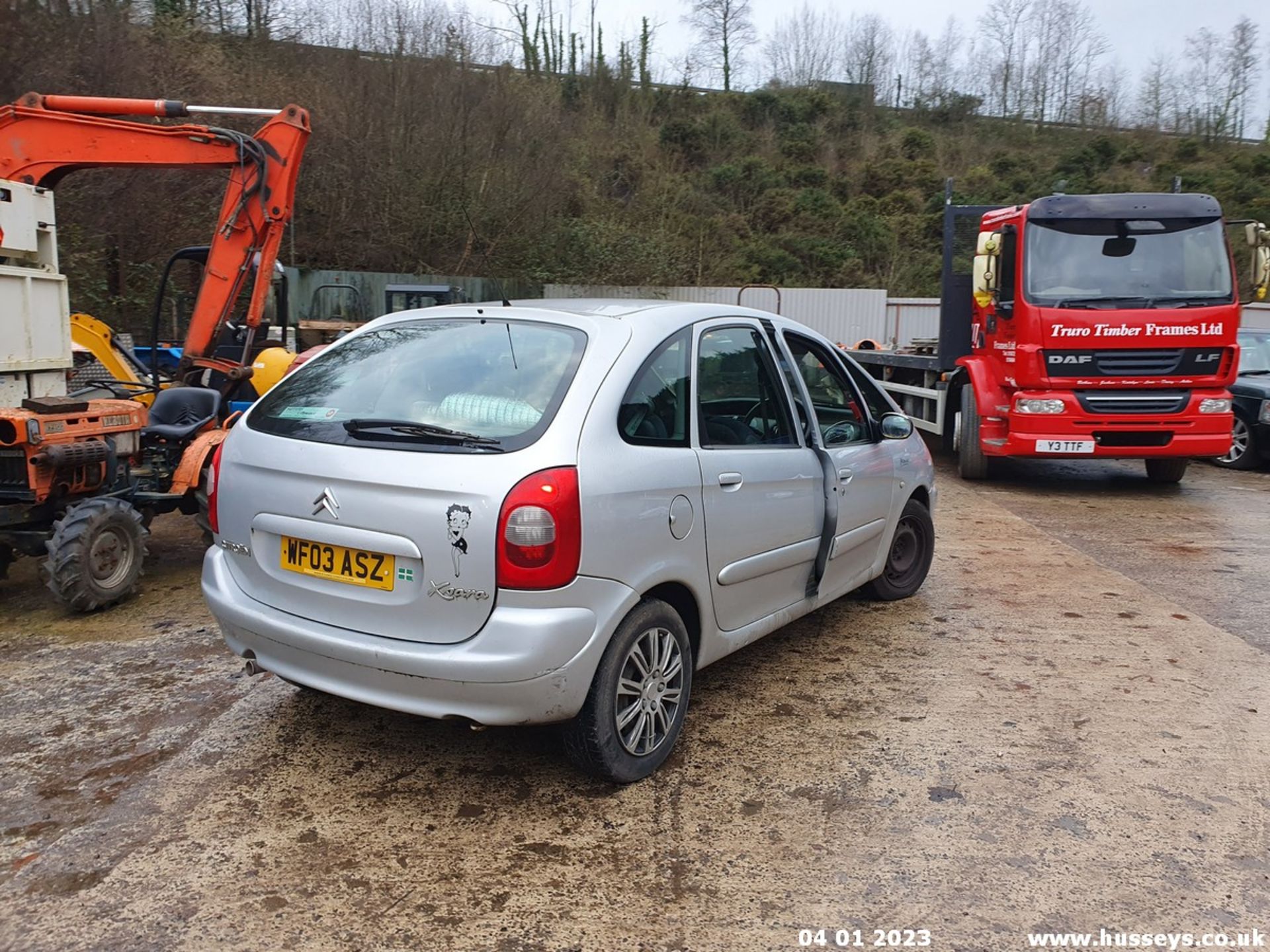 03/03 CITROEN XSARA PICASSO DESIRE - 1587cc 5dr MPV (Silver, 133k) - Image 13 of 32