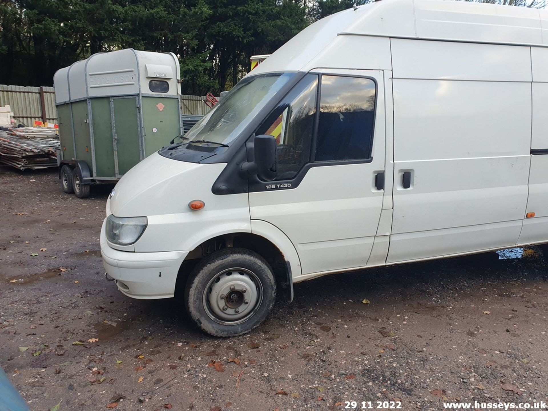 04/53 FORD TRANSIT 350 - 2402cc 5dr Van (White) - Image 7 of 21