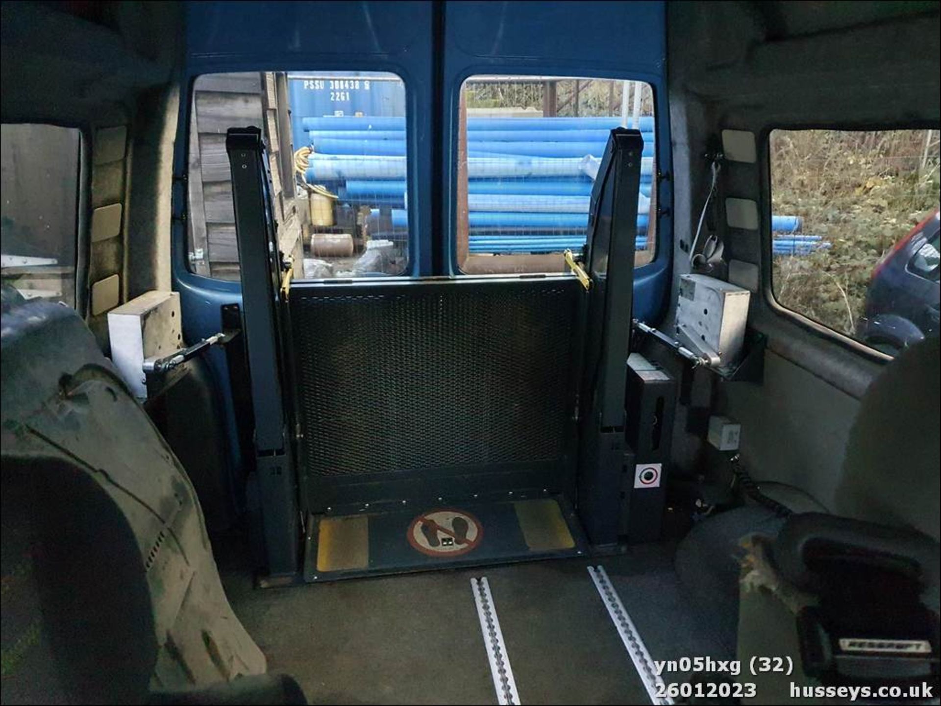 05/05 VOLKSWAGEN TRANSPORTER T30 130 TDI LWB A - 2460cc 5dr Van (Blue, 138k) - Image 32 of 35