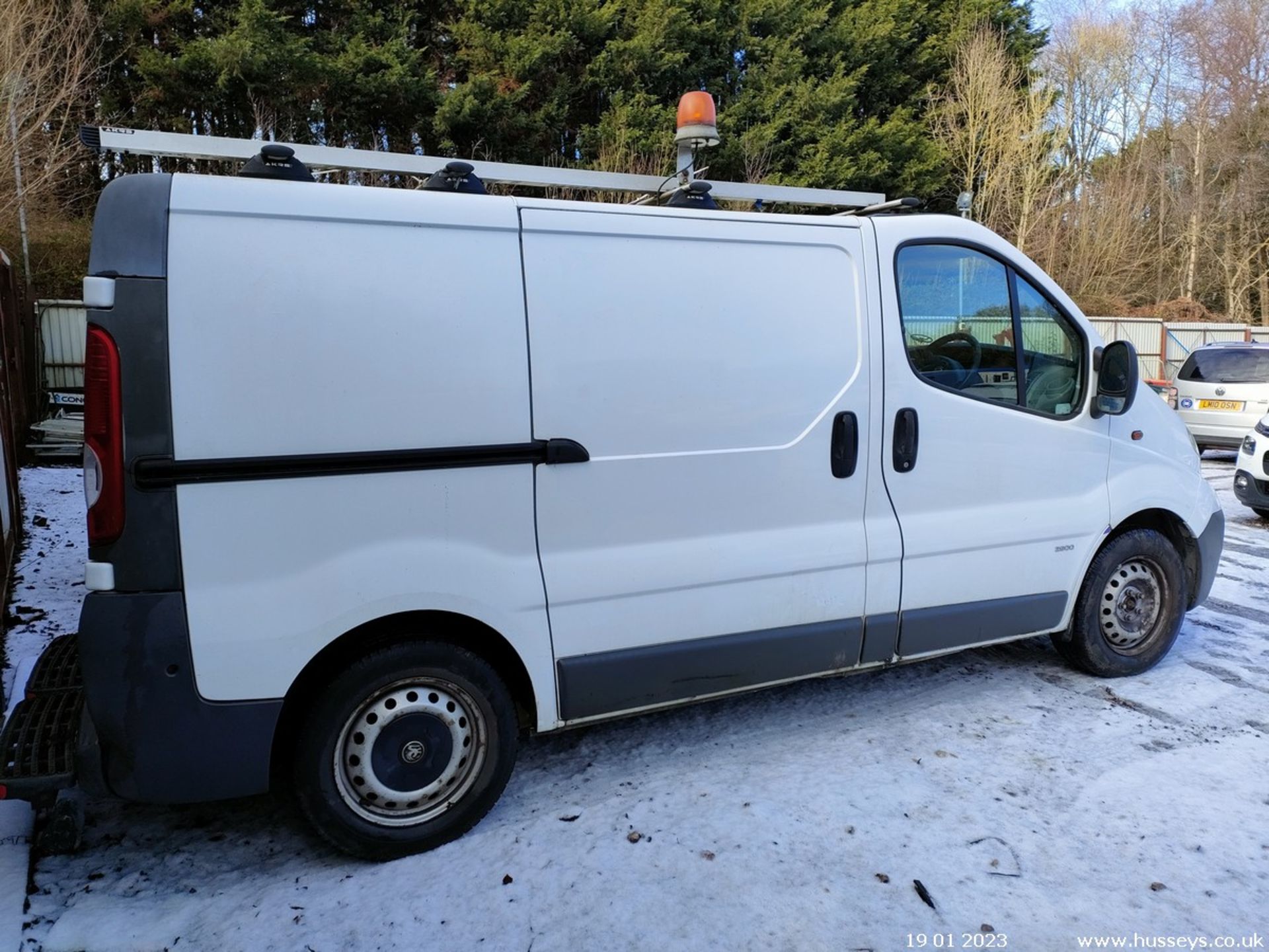 06/56 VAUXHALL VIVARO 2900 CDTI SWB - 1870cc 6dr Van (White) - Image 16 of 25