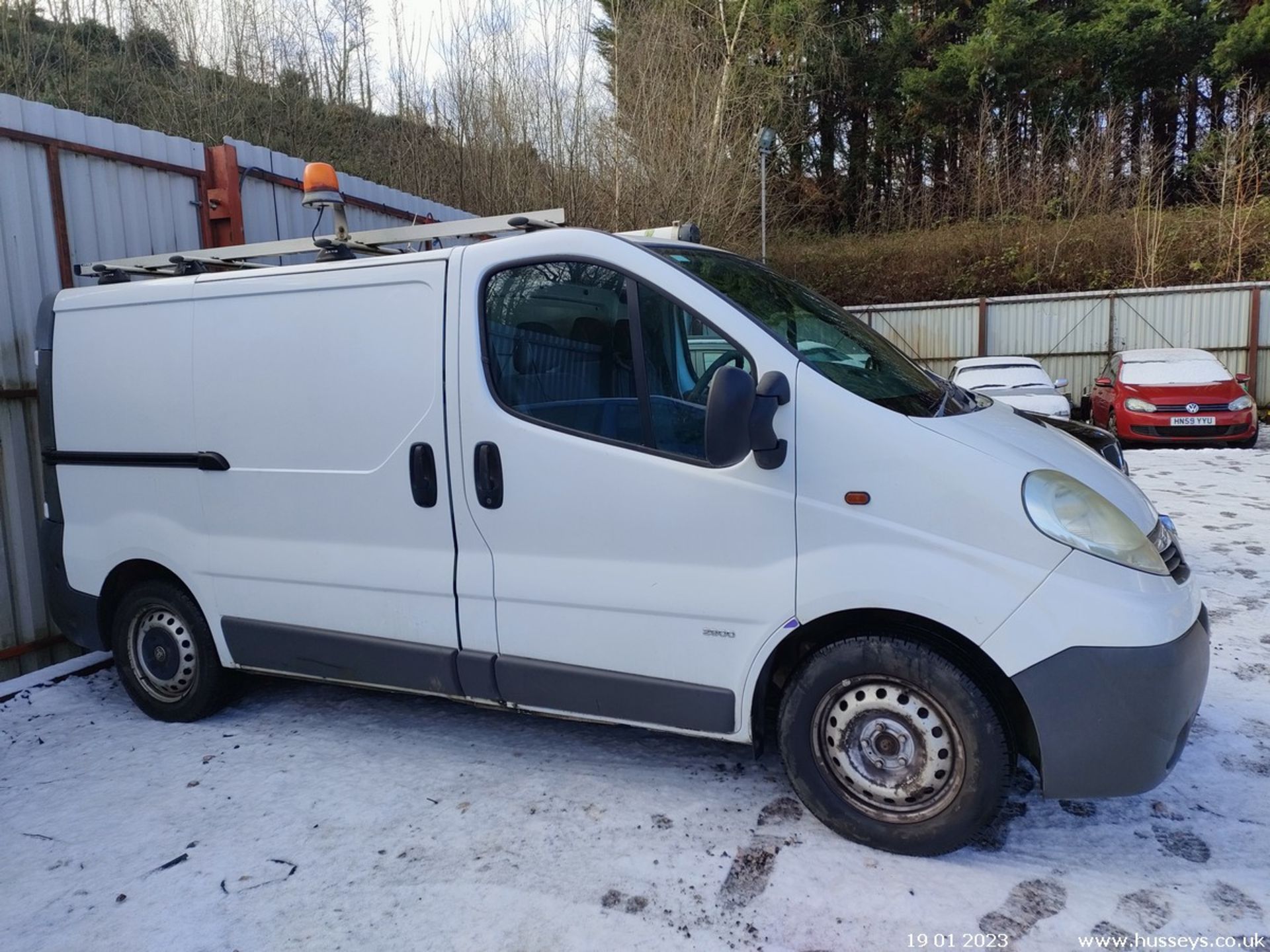 06/56 VAUXHALL VIVARO 2900 CDTI SWB - 1870cc 6dr Van (White) - Image 13 of 25