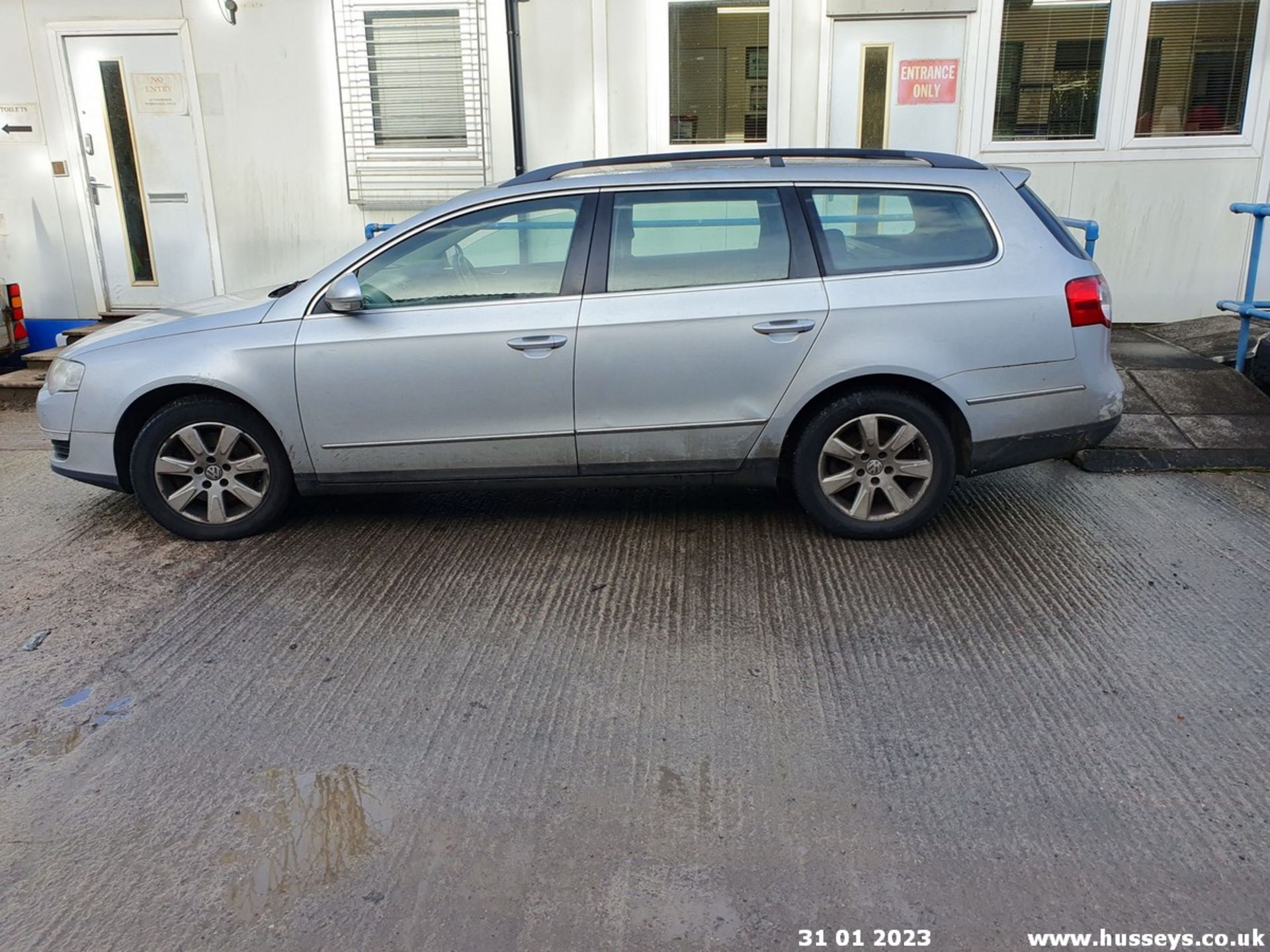 07/57 VOLKSWAGEN PASSAT SE TDI - 1968cc 5dr Estate (Silver) - Image 15 of 46