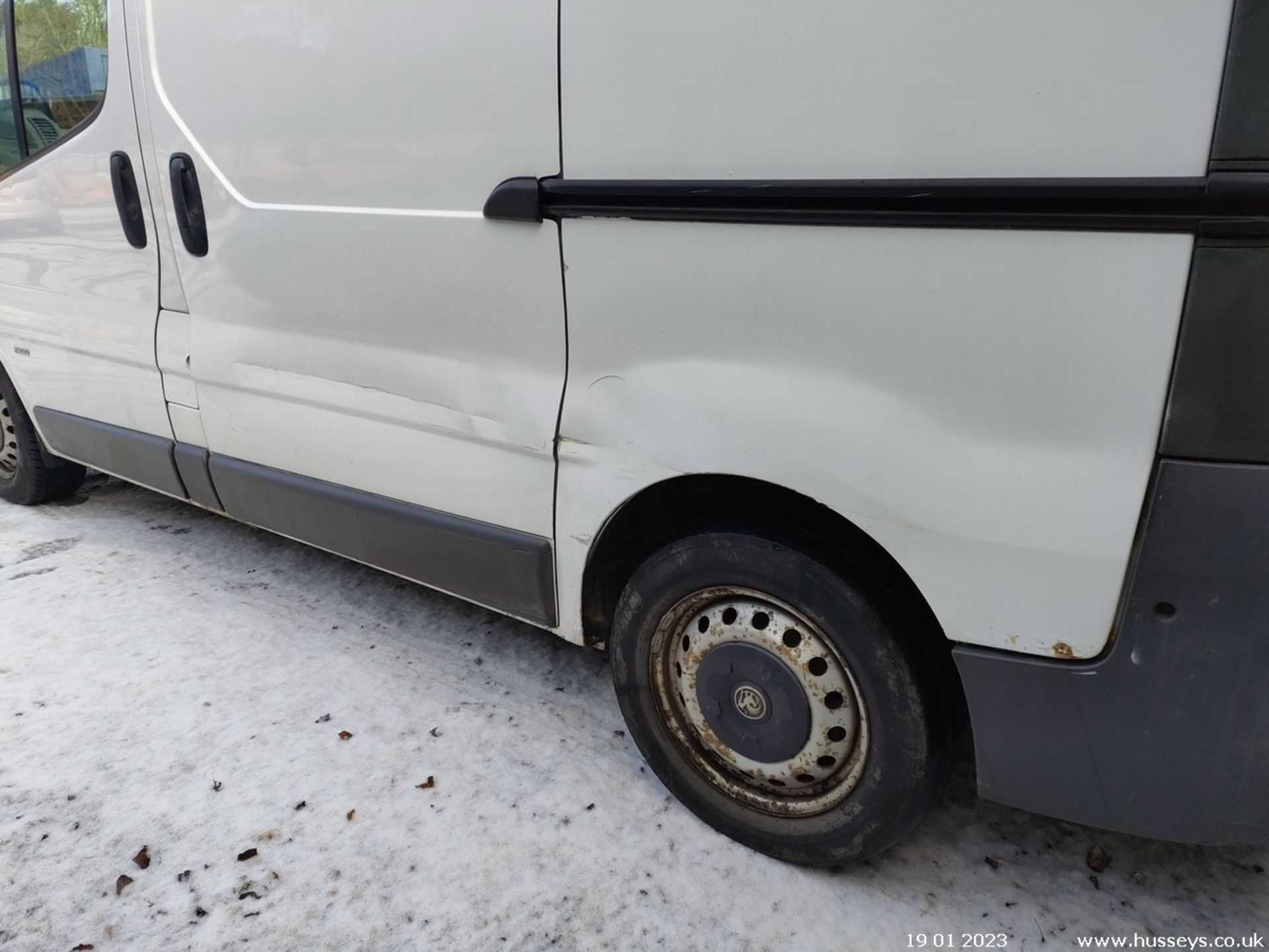 06/56 VAUXHALL VIVARO 2900 CDTI SWB - 1870cc 6dr Van (White) - Image 9 of 25