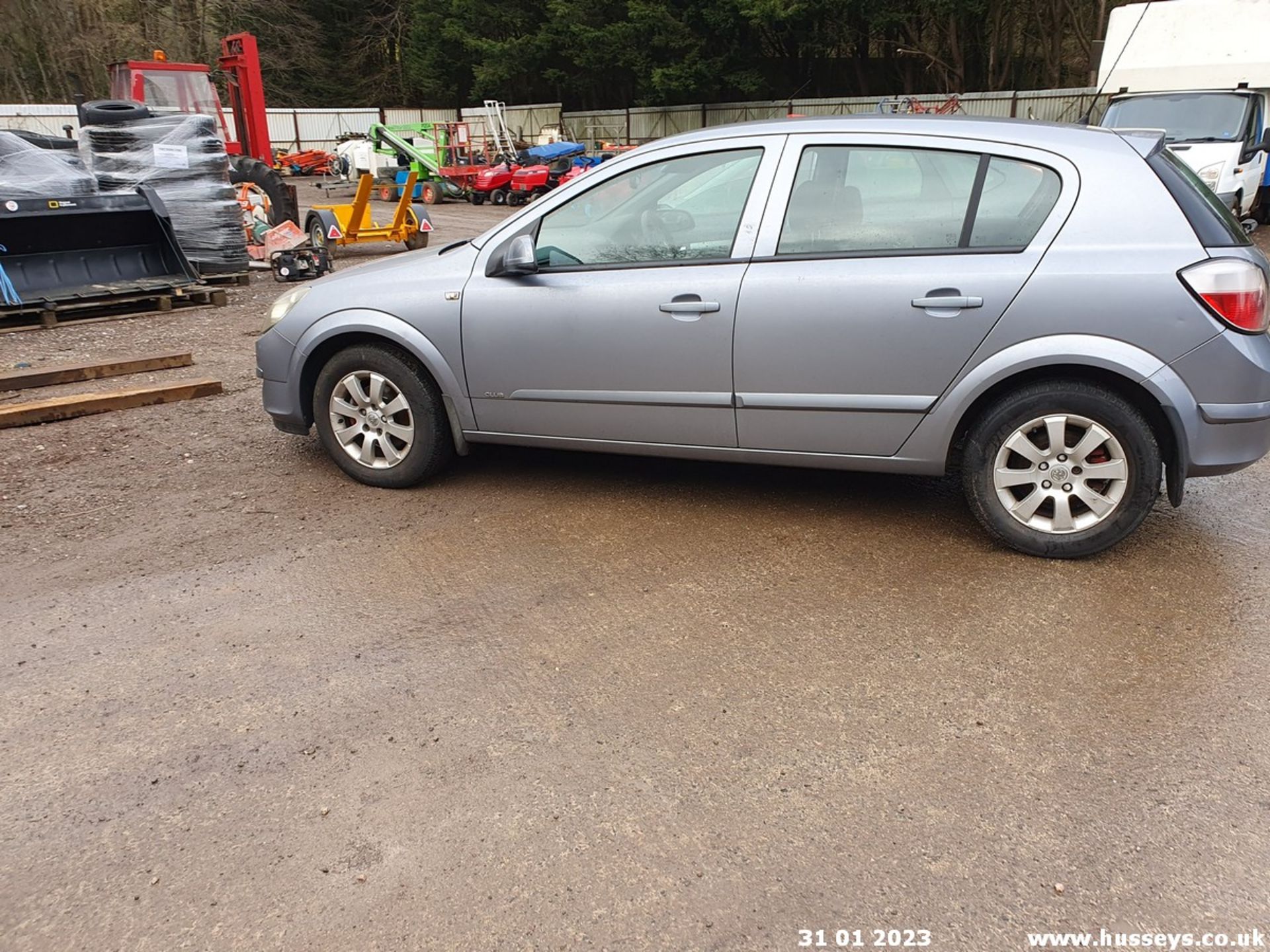 04/54 VAUXHALL ASTRA CLUB CDTI - 1686cc 5dr Hatchback (Silver) - Image 8 of 21