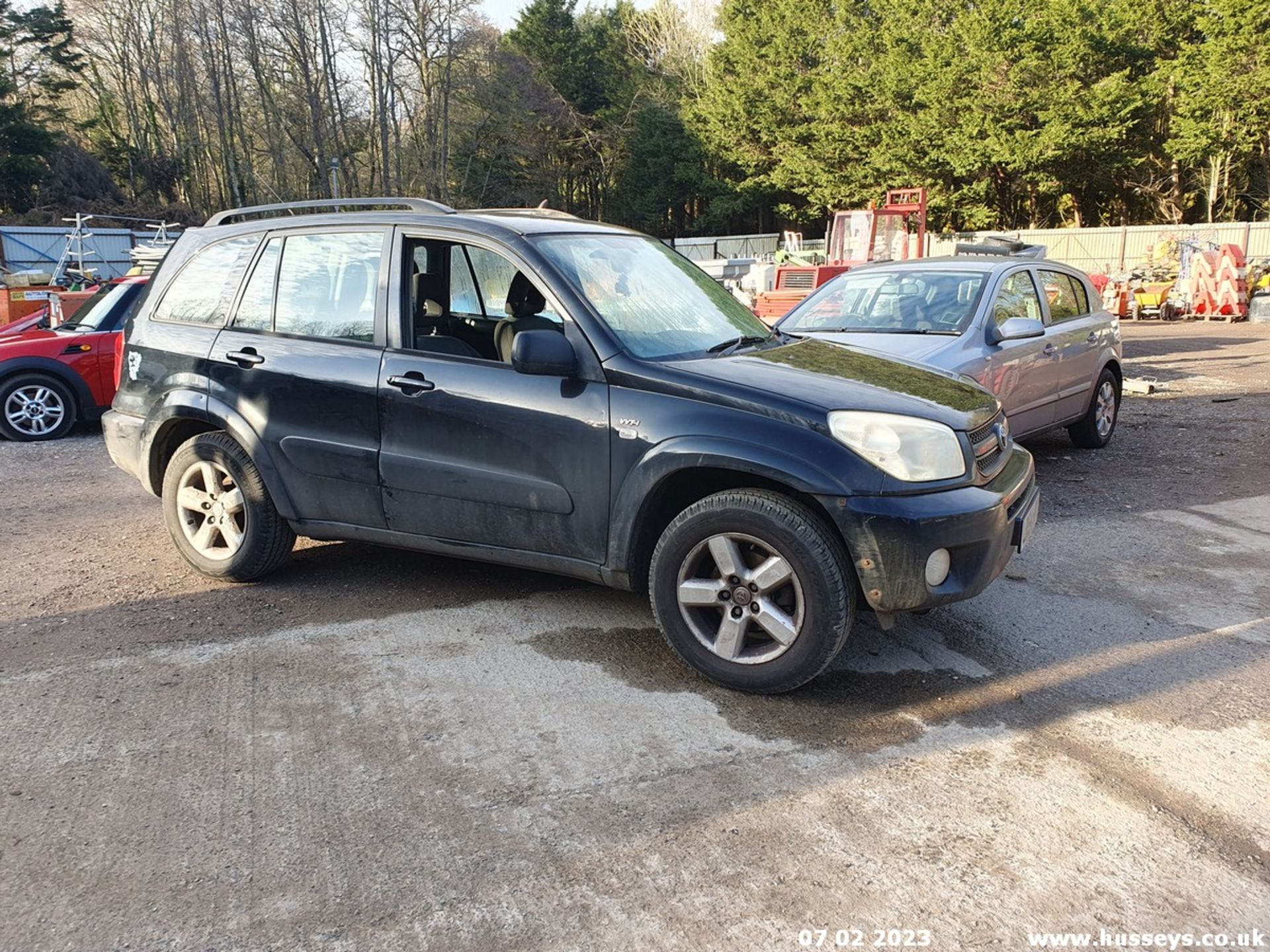 04/54 TOYOTA RAV4 XT4 VVTI - 1998cc 5dr Estate (Black, 203k) - Image 2 of 46