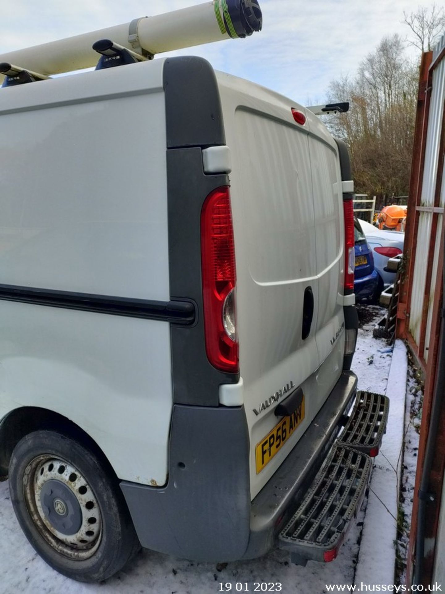 06/56 VAUXHALL VIVARO 2900 CDTI SWB - 1870cc 6dr Van (White) - Image 12 of 25