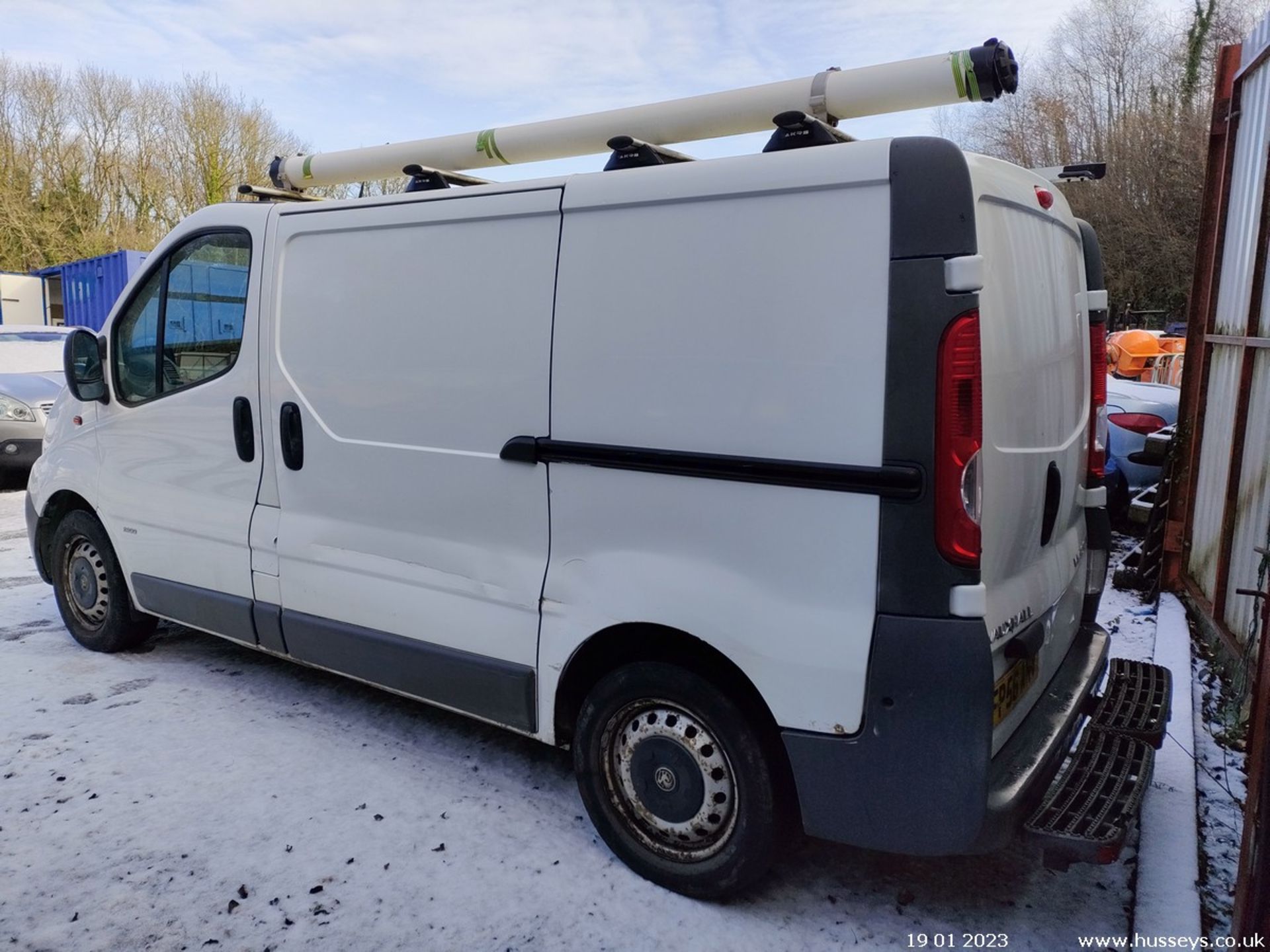 06/56 VAUXHALL VIVARO 2900 CDTI SWB - 1870cc 6dr Van (White) - Image 6 of 25