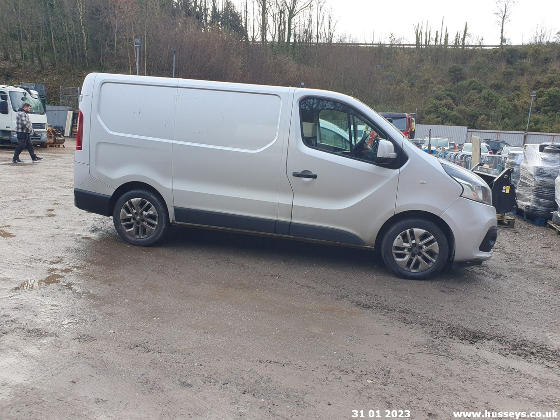 16/66 RENAULT TRAFIC SL27 SPORT NAV ENG - 1598cc 5dr Van (Silver, 170k) - Image 7 of 45