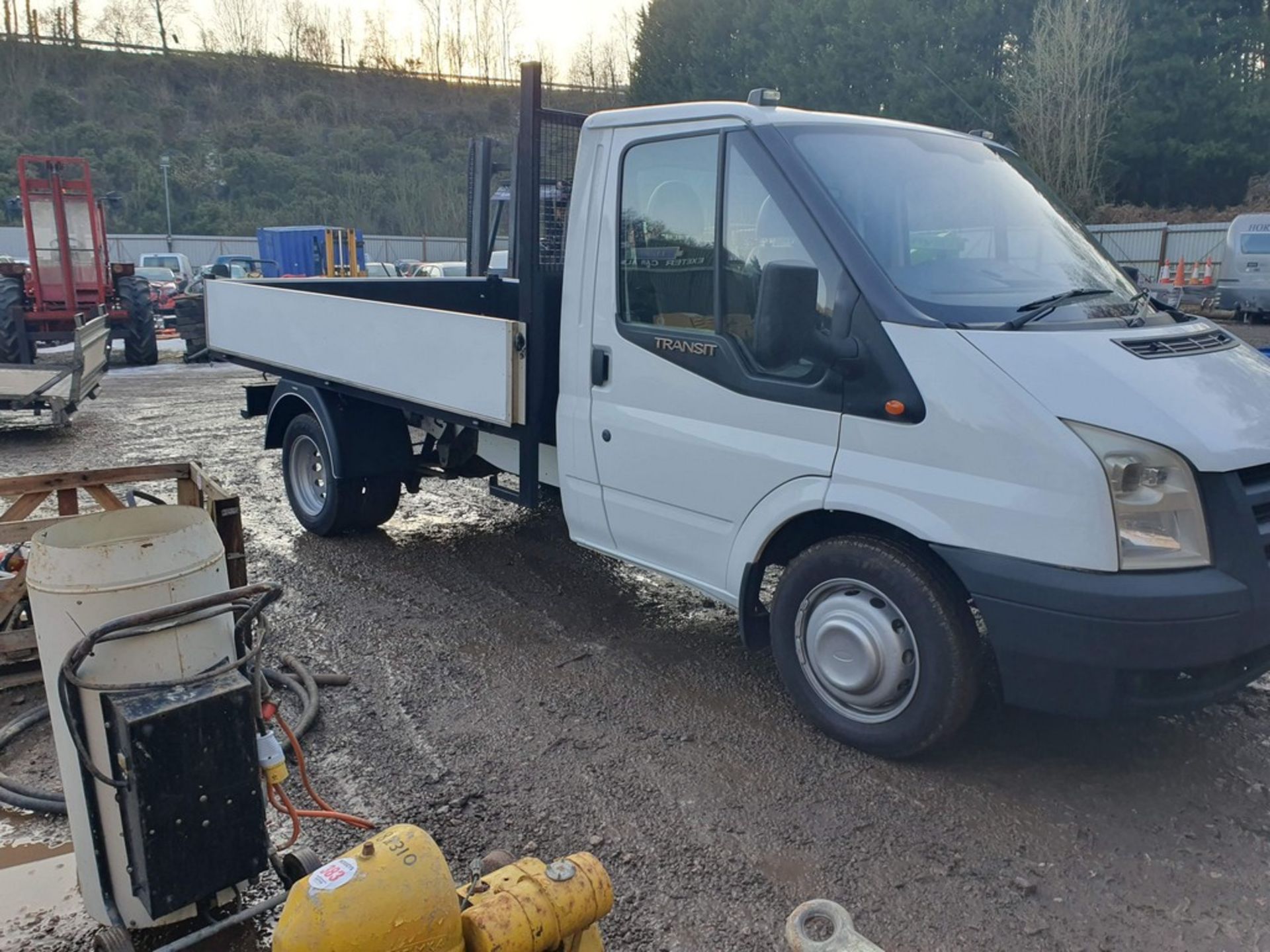 10/10 FORD TRANSIT 100 T350M RWD - 2402cc 2dr Tipper (White, 118k) - Image 15 of 27