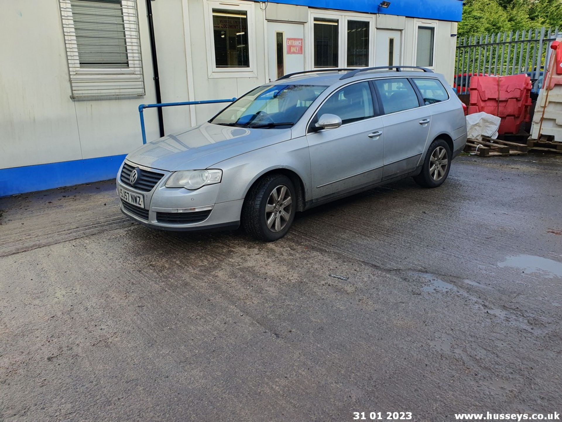 07/57 VOLKSWAGEN PASSAT SE TDI - 1968cc 5dr Estate (Silver) - Image 10 of 46