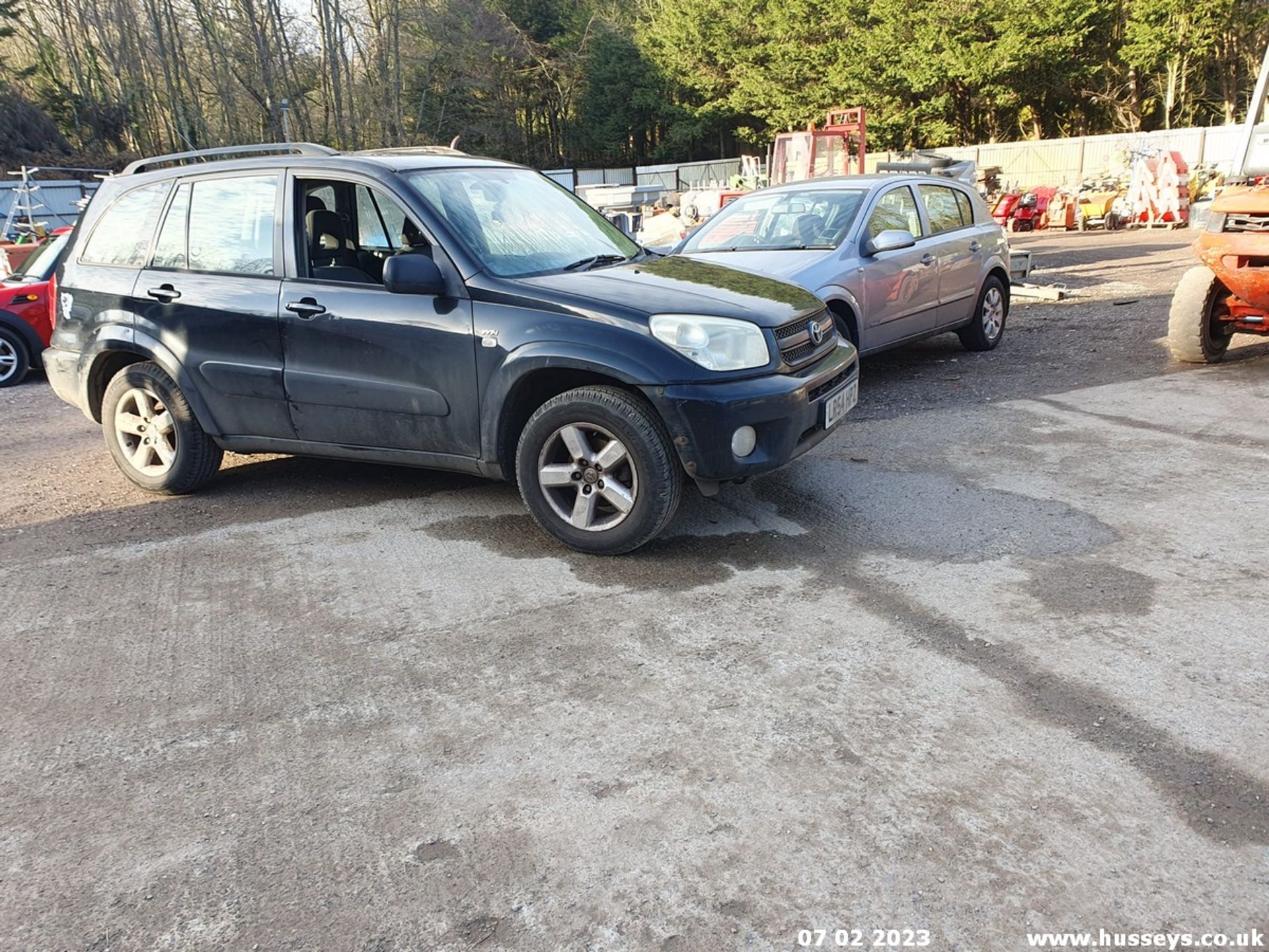 04/54 TOYOTA RAV4 XT4 VVTI - 1998cc 5dr Estate (Black, 203k) - Image 3 of 46