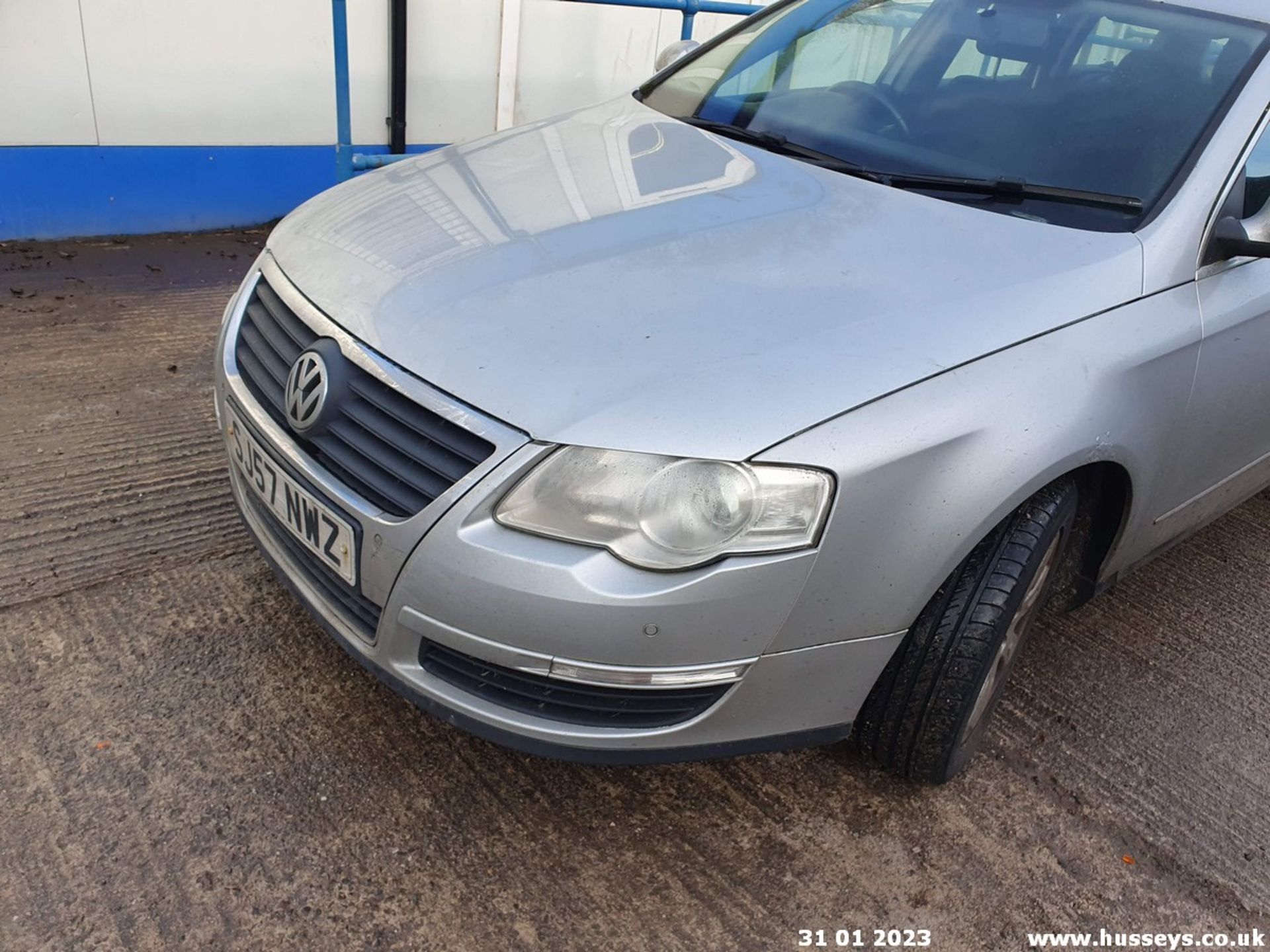 07/57 VOLKSWAGEN PASSAT SE TDI - 1968cc 5dr Estate (Silver) - Image 25 of 46