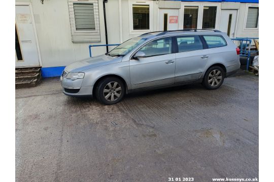 07/57 VOLKSWAGEN PASSAT SE TDI - 1968cc 5dr Estate (Silver) - Image 10 of 46