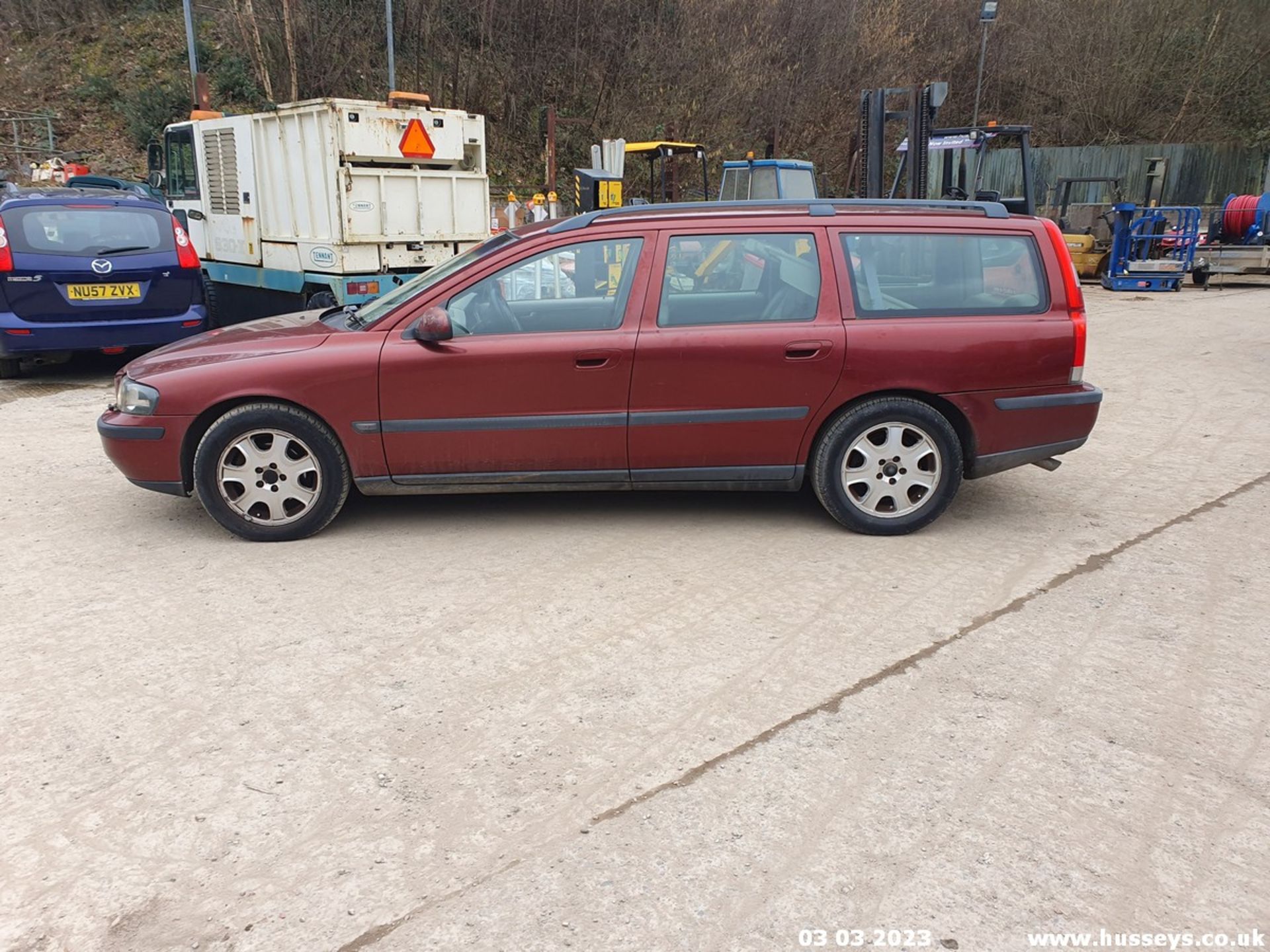 2000 VOLVO V70 D - 2461cc 5dr Estate (Red, 208k) - Image 8 of 54