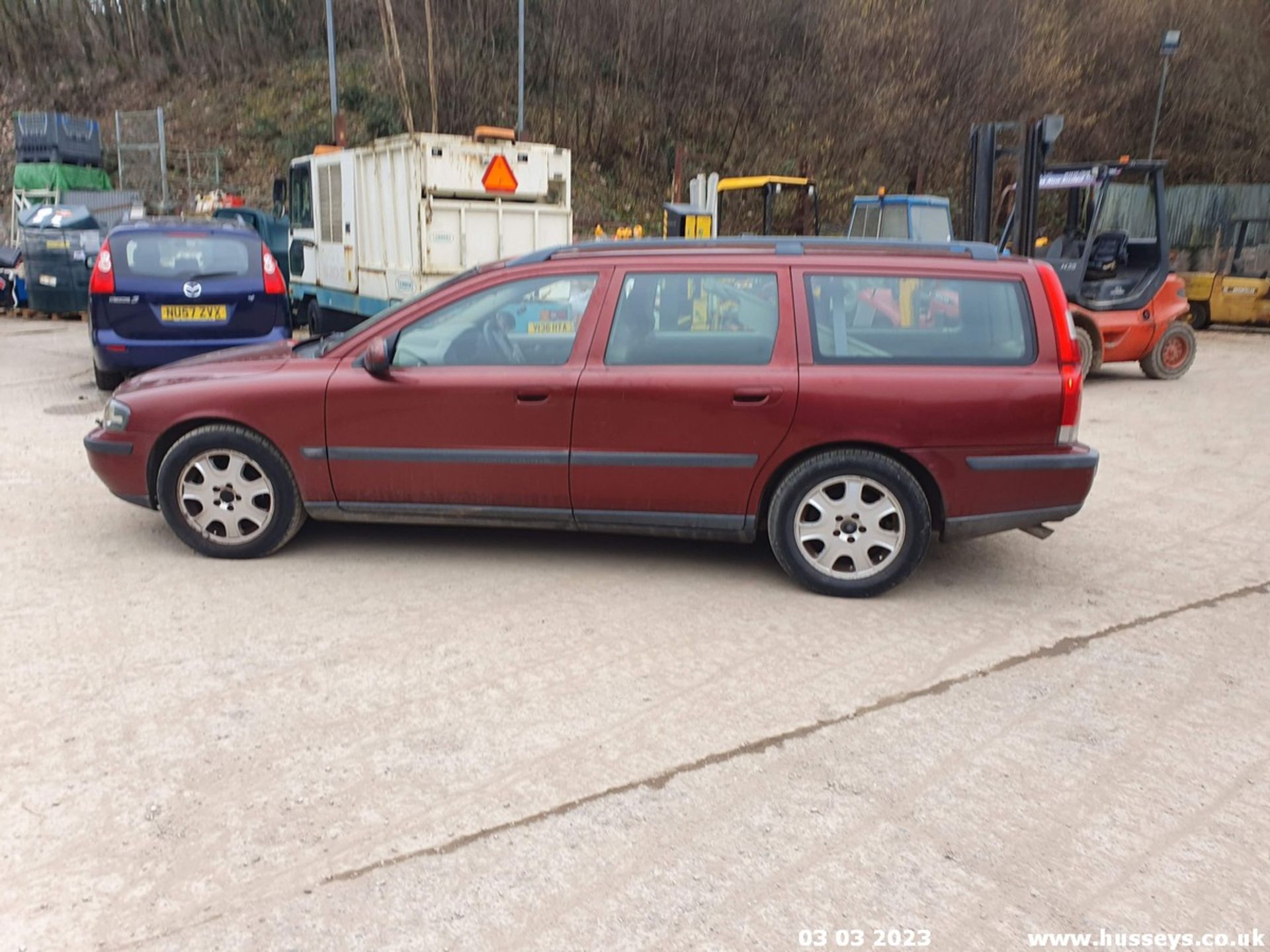 2000 VOLVO V70 D - 2461cc 5dr Estate (Red, 208k) - Image 9 of 54