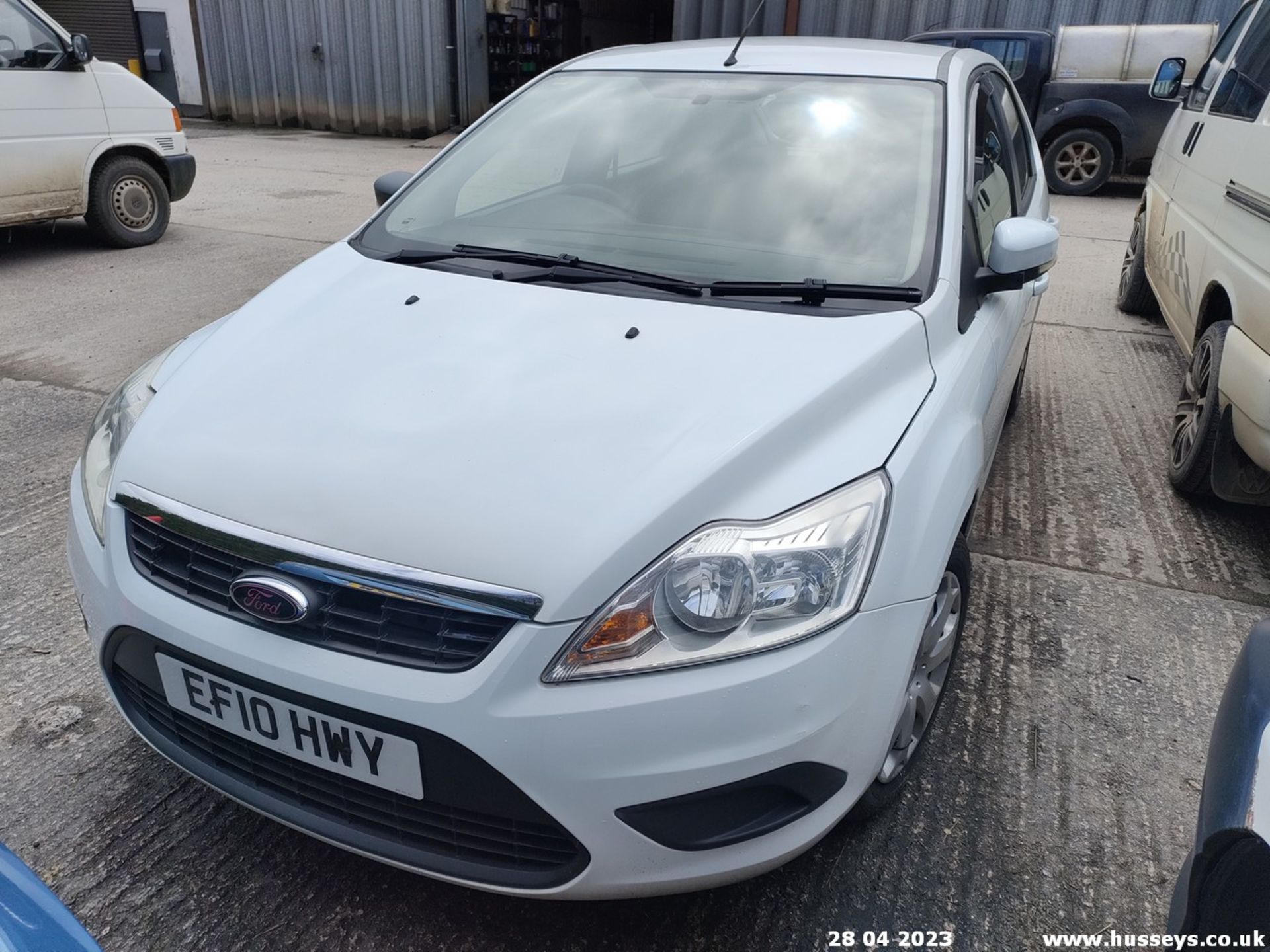 10/10 FORD FOCUS STYLE TDCI - 1560cc 5dr Hatchback (White) - Image 6 of 31