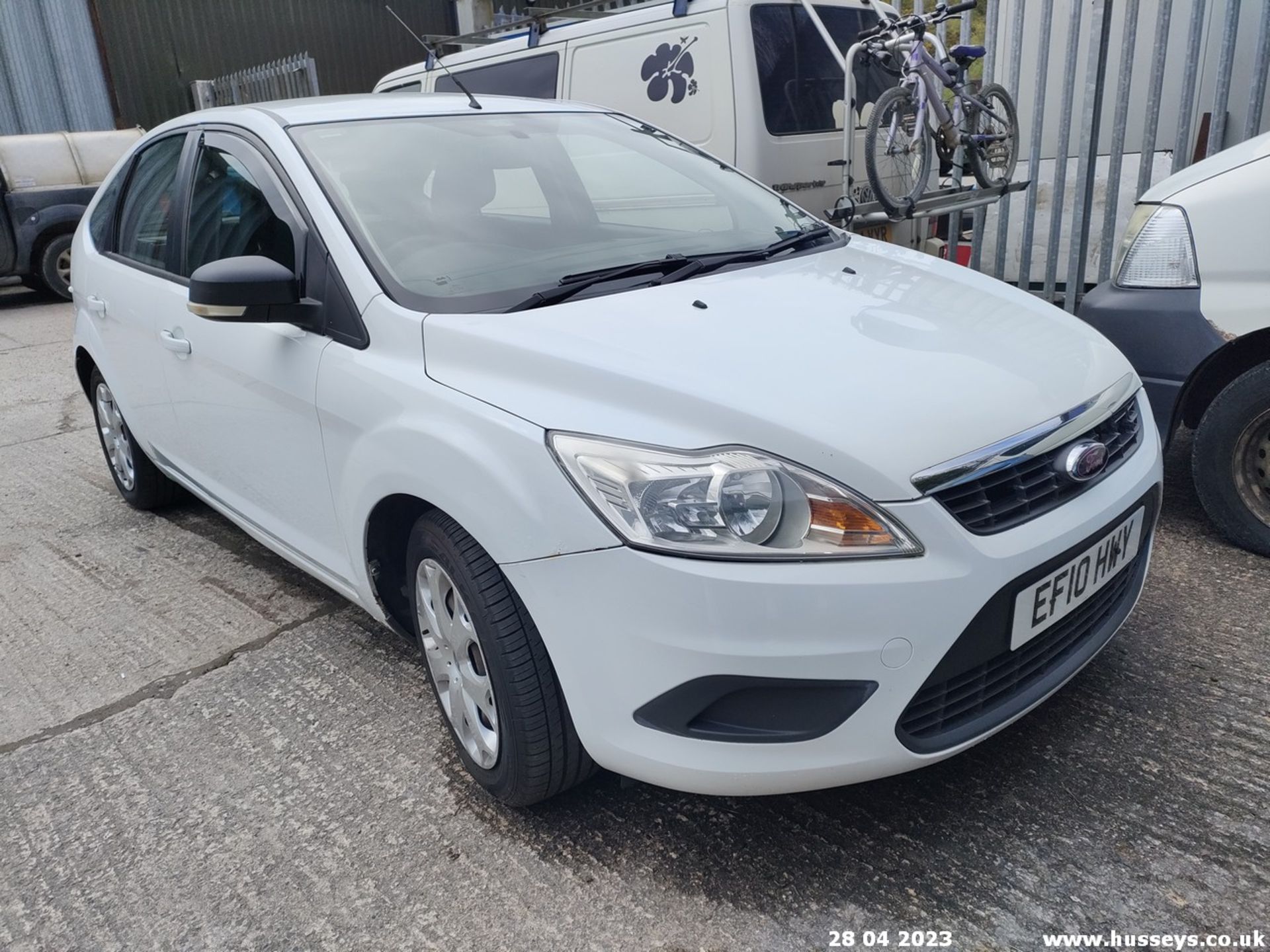 10/10 FORD FOCUS STYLE TDCI - 1560cc 5dr Hatchback (White) - Image 2 of 31