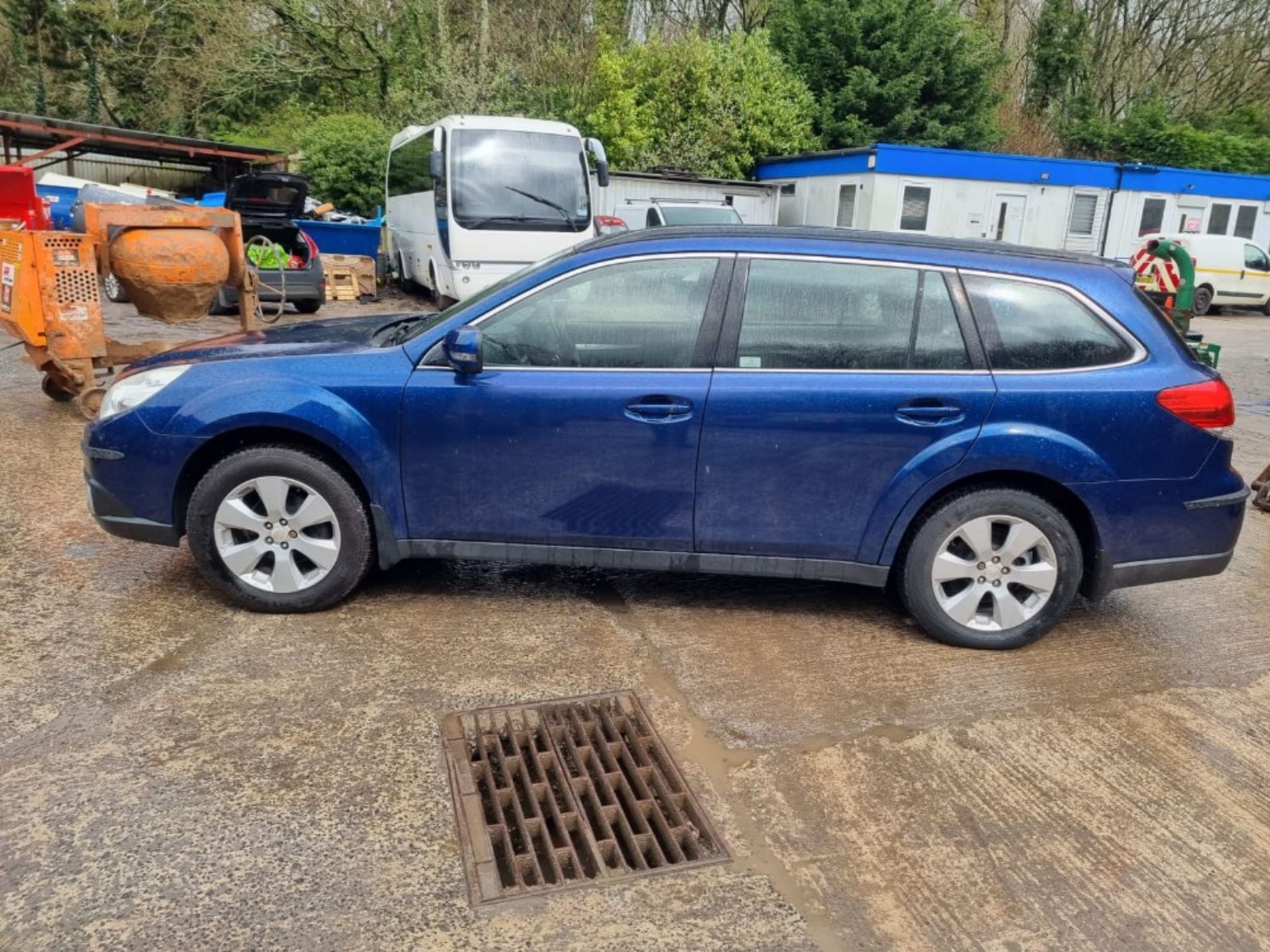 10/10 SUBARU OUTBACK SE NAV SYMAWD CVT - 2457cc 5dr Estate (Blue) - Image 2 of 11