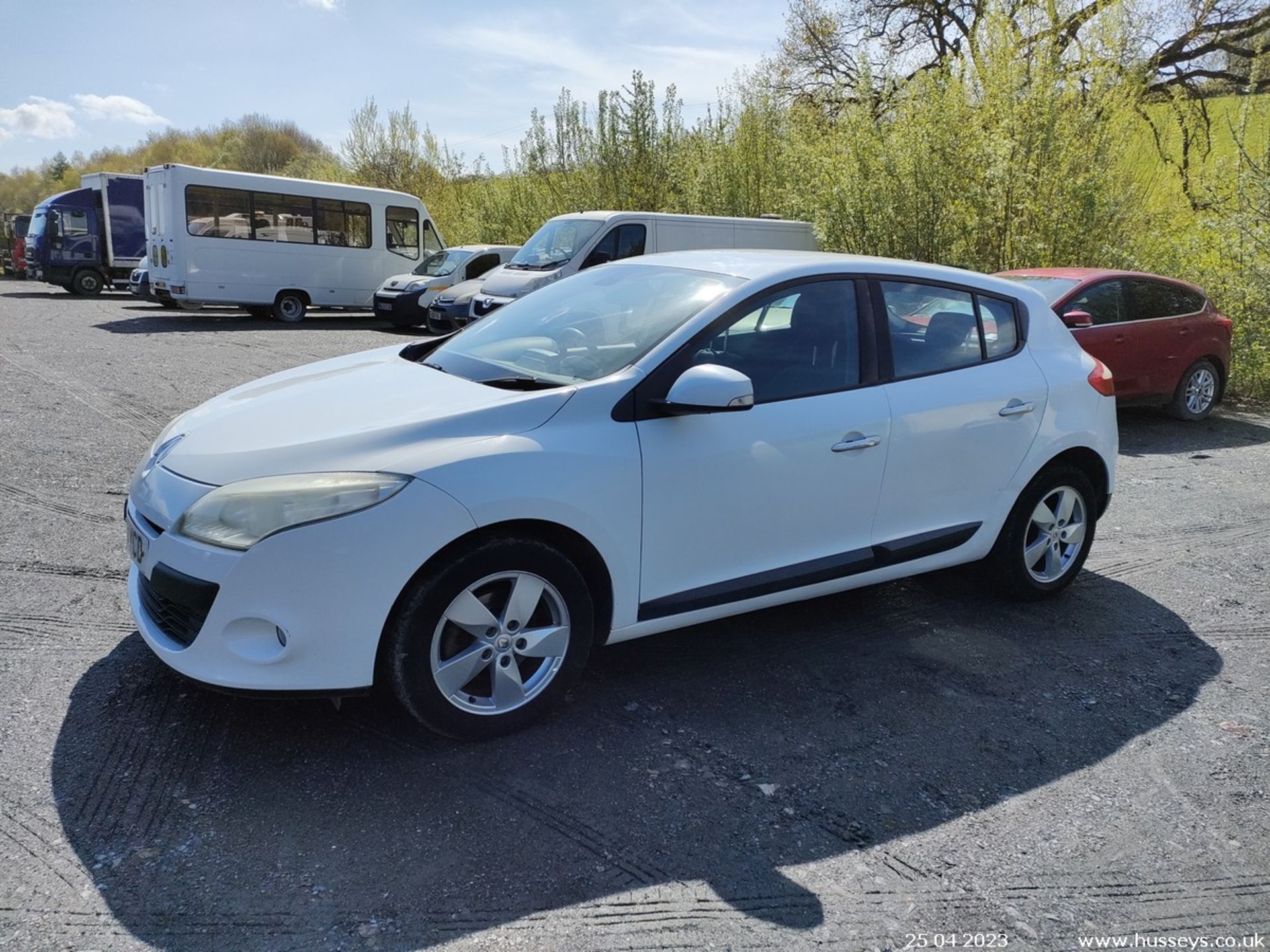 10/10 RENAULT MEGANE D-QUE TT DCIFAPS-A - 1461cc 5dr Hatchback (White) - Image 12 of 42