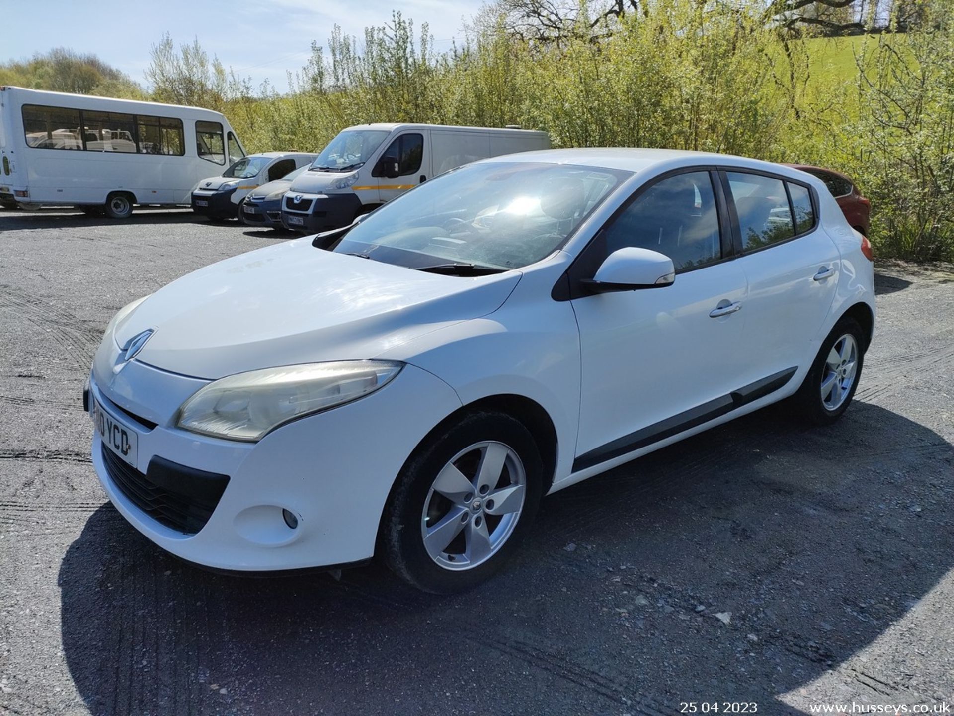 10/10 RENAULT MEGANE D-QUE TT DCIFAPS-A - 1461cc 5dr Hatchback (White) - Image 9 of 42