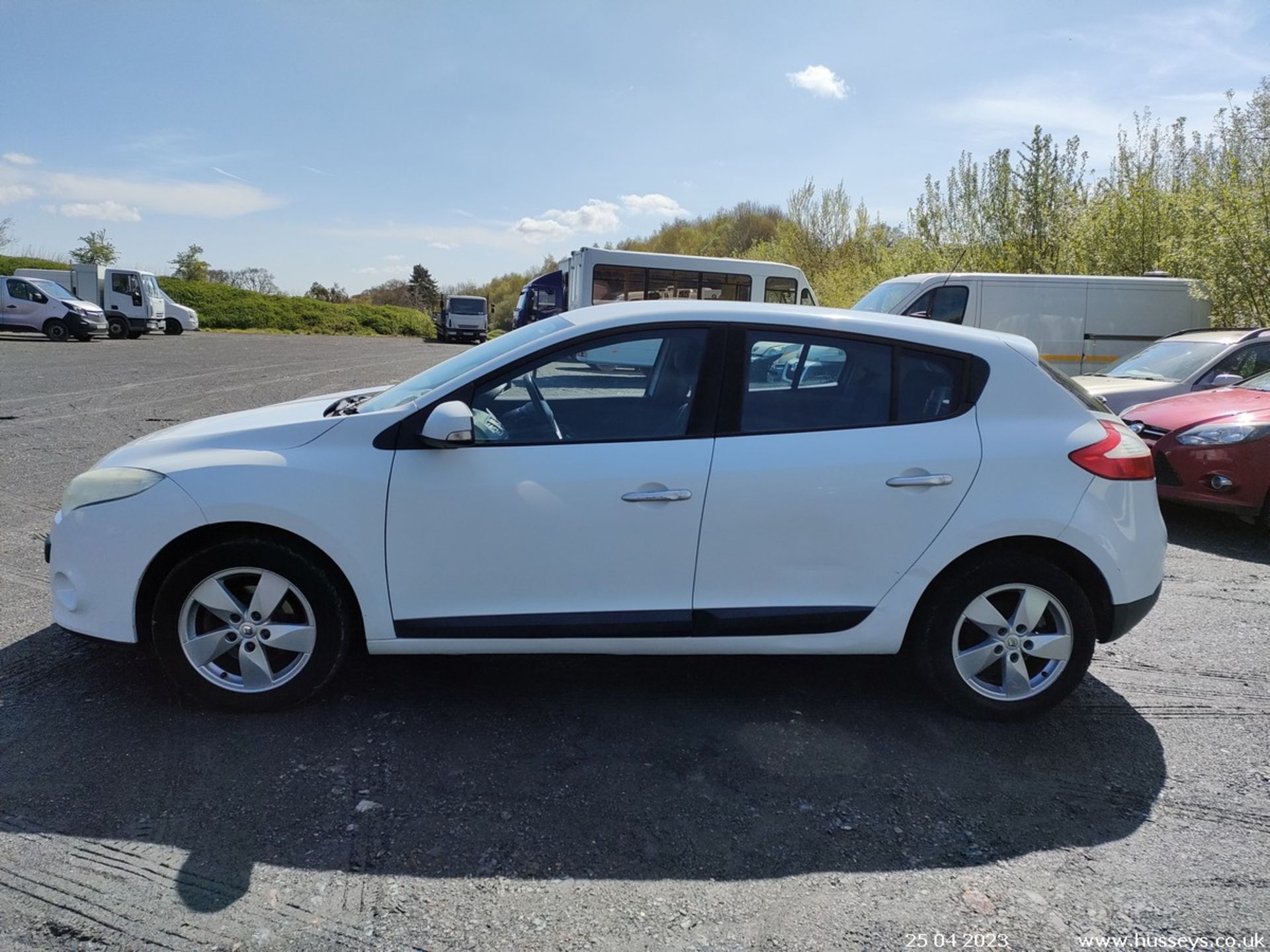 10/10 RENAULT MEGANE D-QUE TT DCIFAPS-A - 1461cc 5dr Hatchback (White) - Image 13 of 42