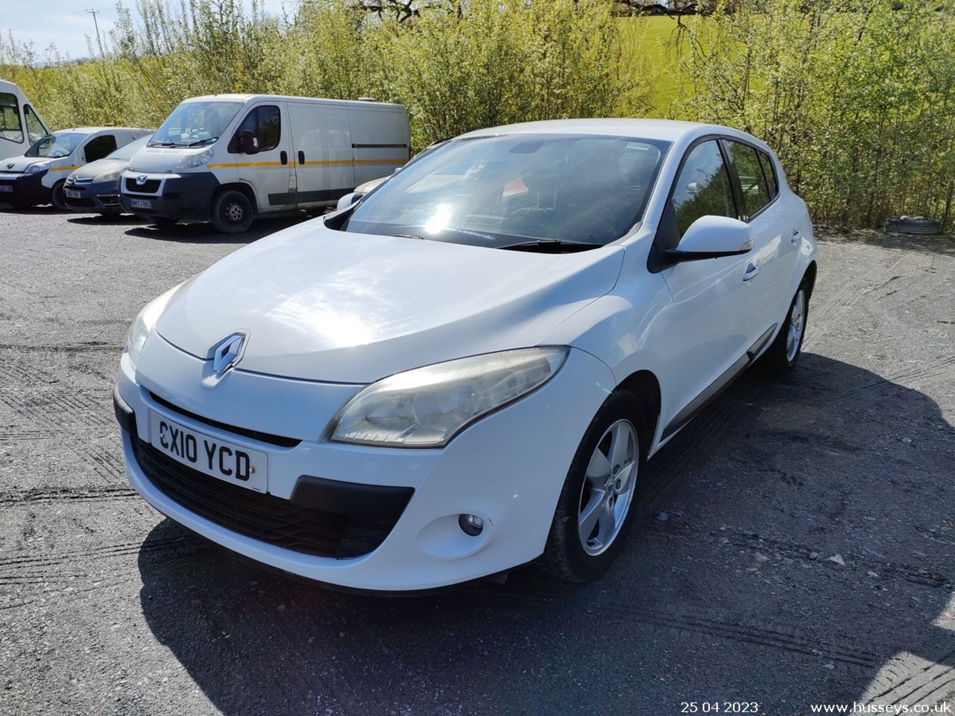 10/10 RENAULT MEGANE D-QUE TT DCIFAPS-A - 1461cc 5dr Hatchback (White) - Image 8 of 42