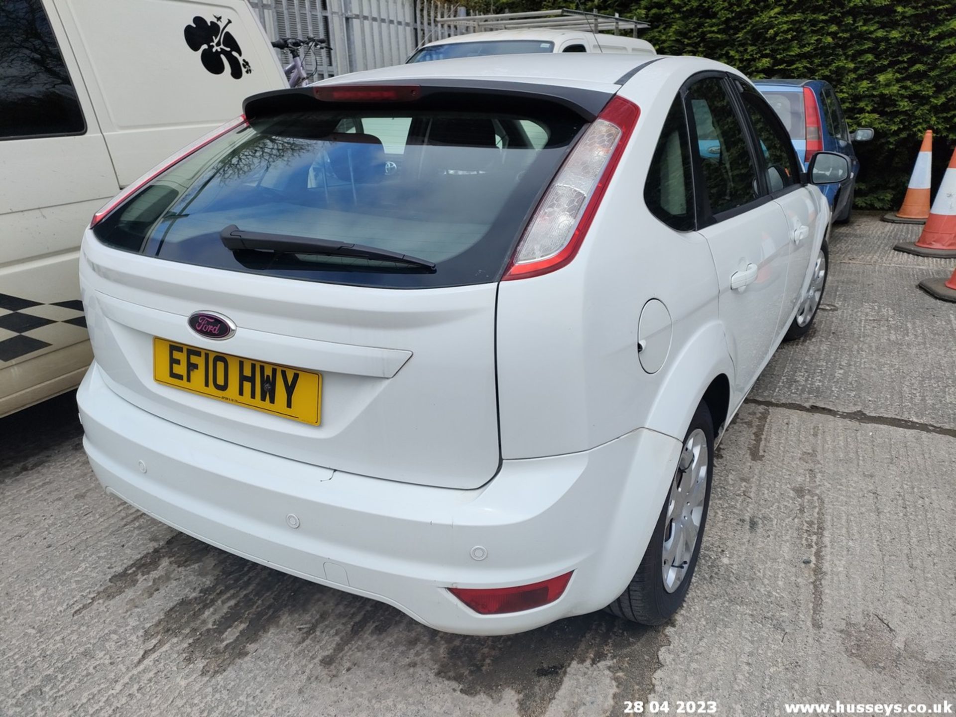 10/10 FORD FOCUS STYLE TDCI - 1560cc 5dr Hatchback (White) - Image 15 of 31