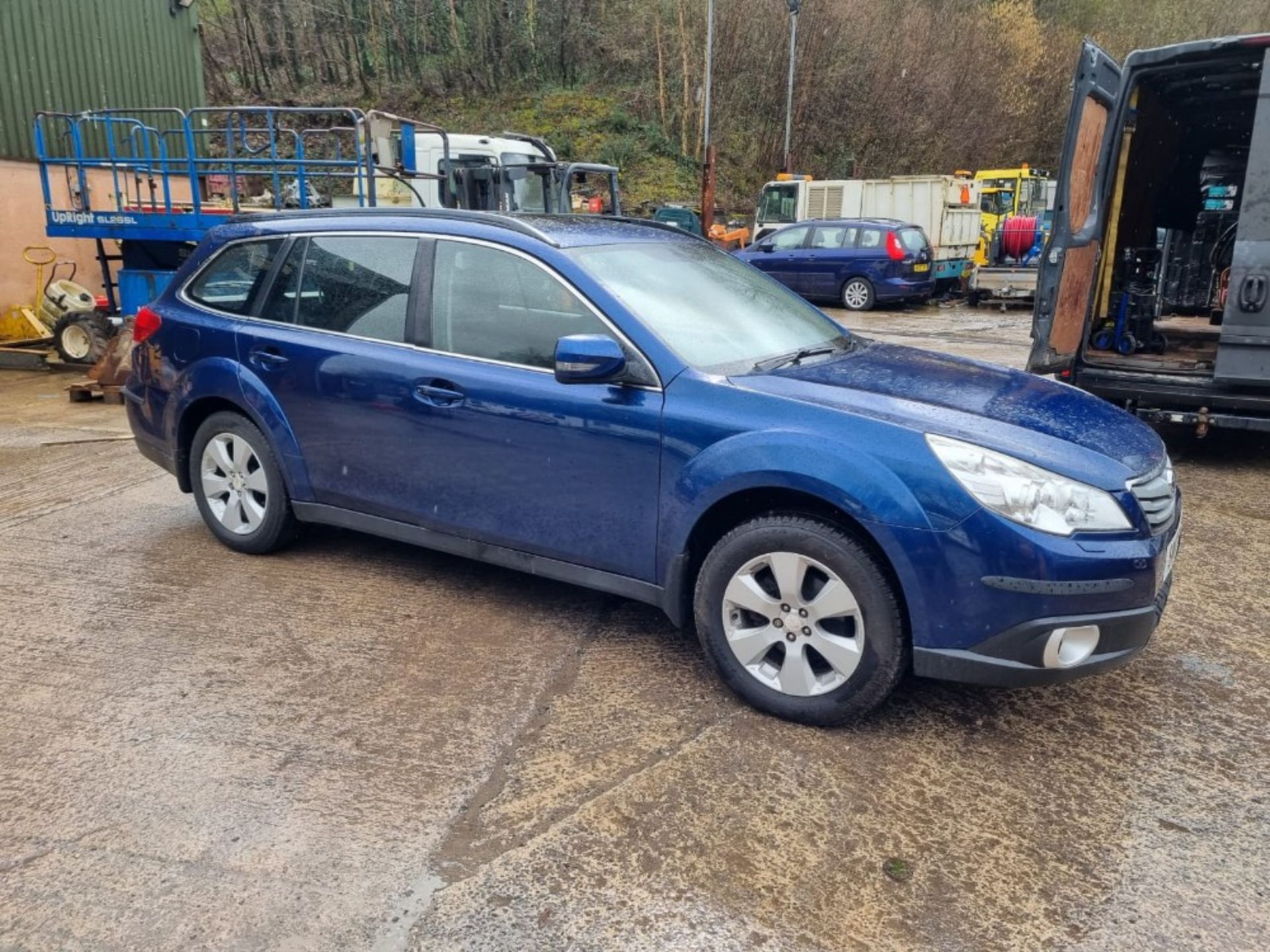 10/10 SUBARU OUTBACK SE NAV SYMAWD CVT - 2457cc 5dr Estate (Blue) - Image 5 of 11