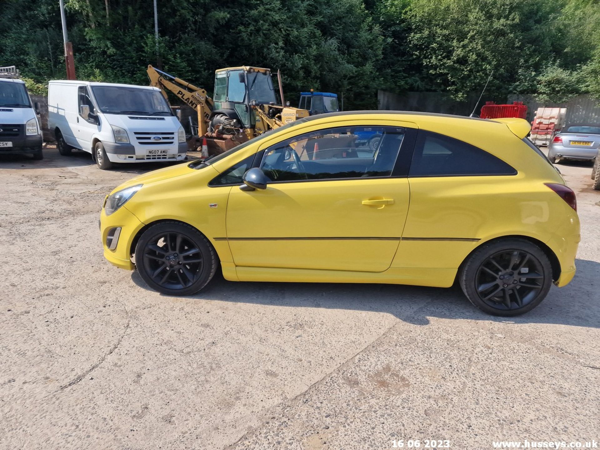 14/14 VAUXHALL CORSA LIMITED EDITION - 1229cc 3dr Hatchback (Yellow) - Image 25 of 50