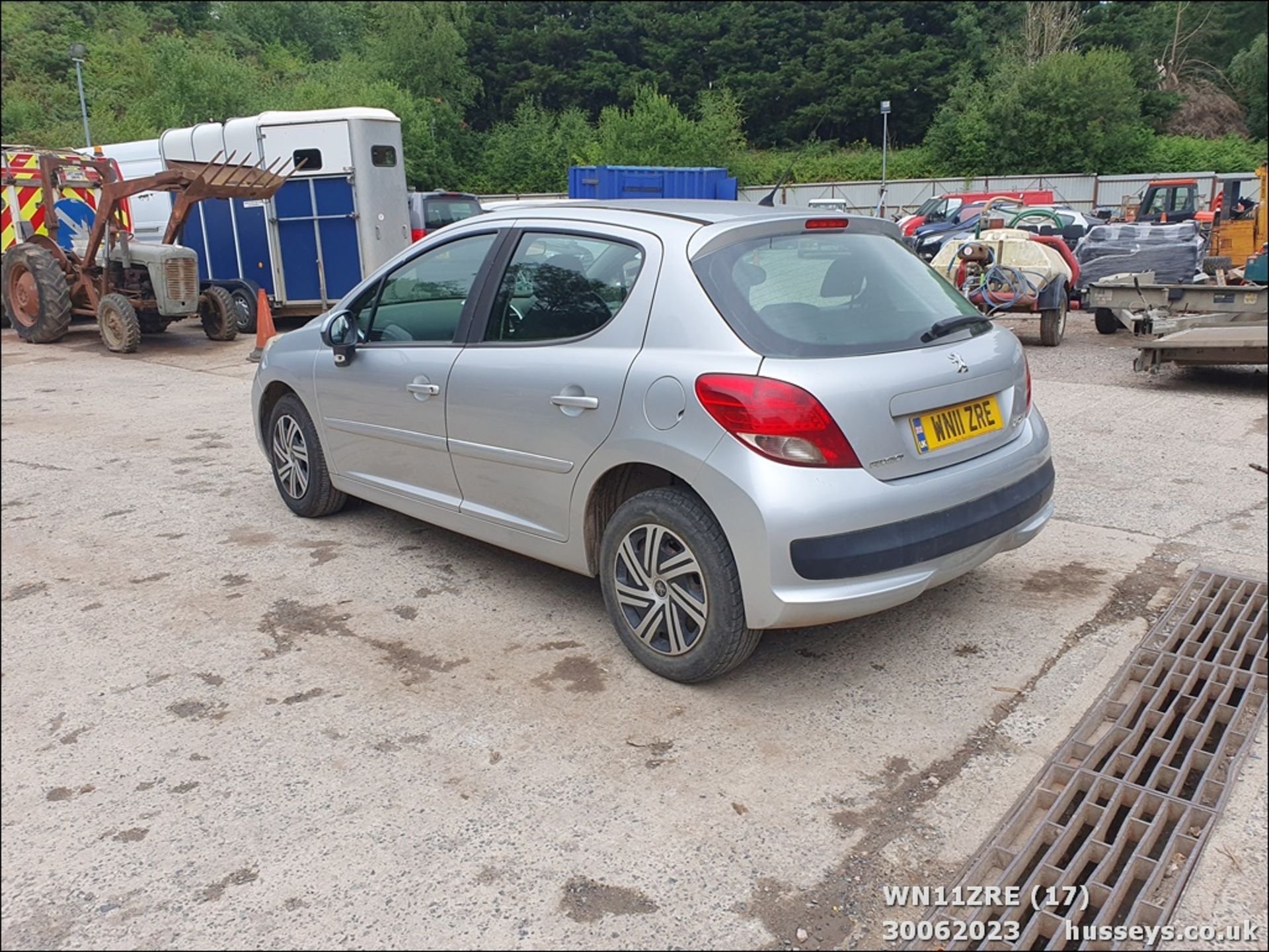 11/11 PEUGEOT 207 ACTIVE HDI - 1398cc 5dr Hatchback (Silver, 114k) - Image 17 of 47