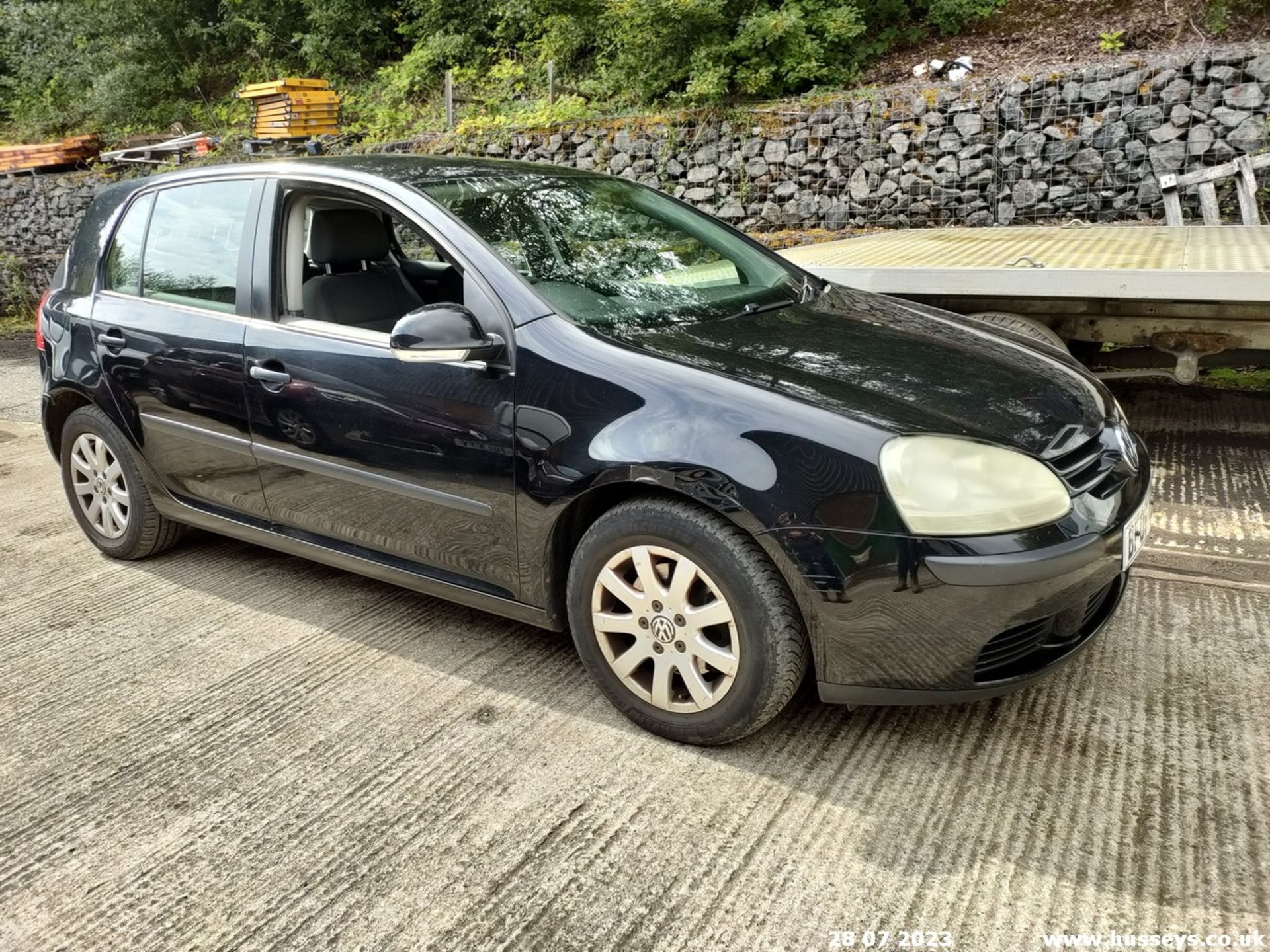 06/06 VOLKSWAGEN GOLF TDI SE AUTO - 1896cc 5dr Hatchback (Black) - Image 2 of 34