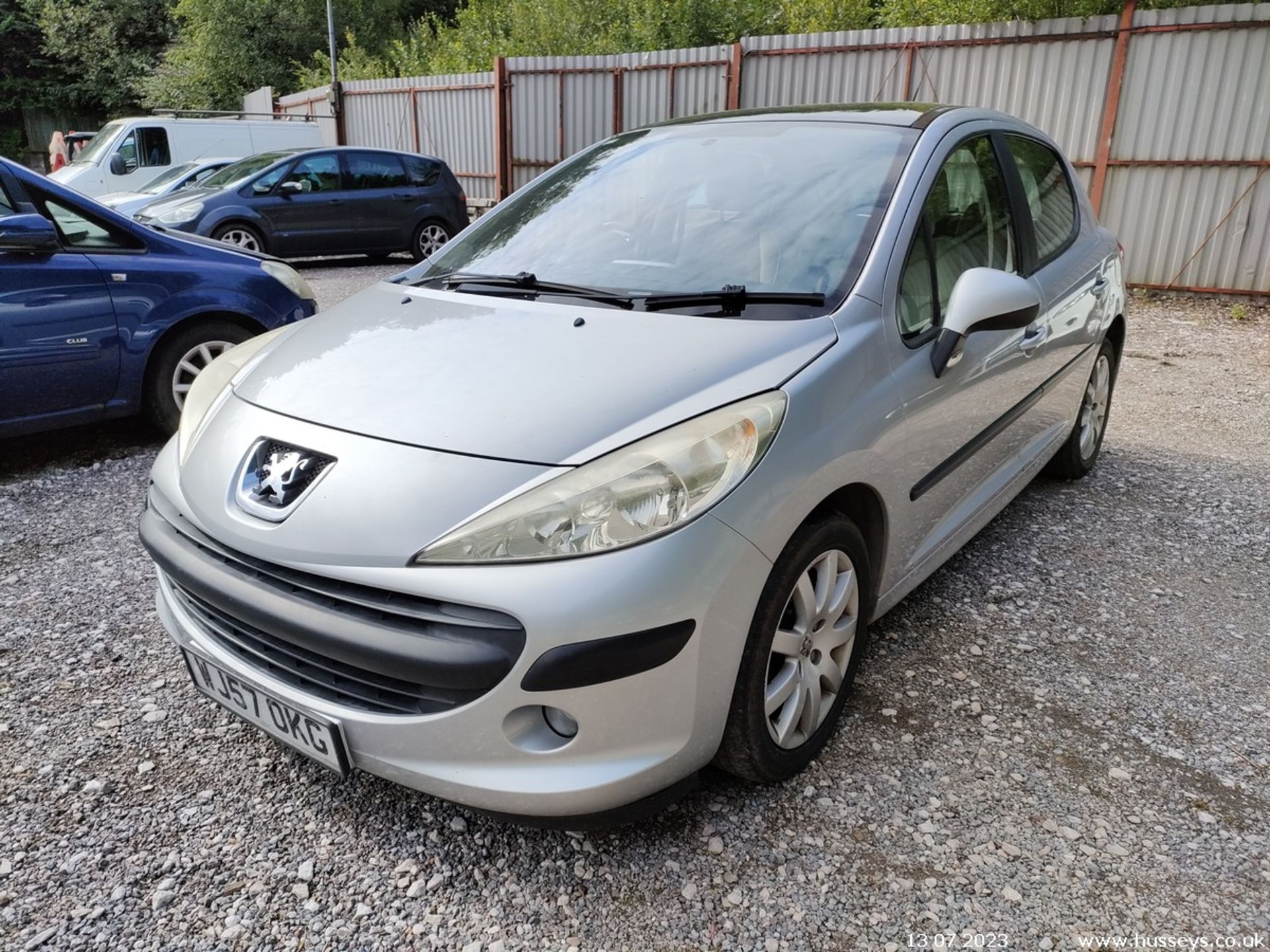 07/57 PEUGEOT 207 SE HDI 90 - 1560cc 5dr Hatchback (Silver, 94k) - Image 6 of 36