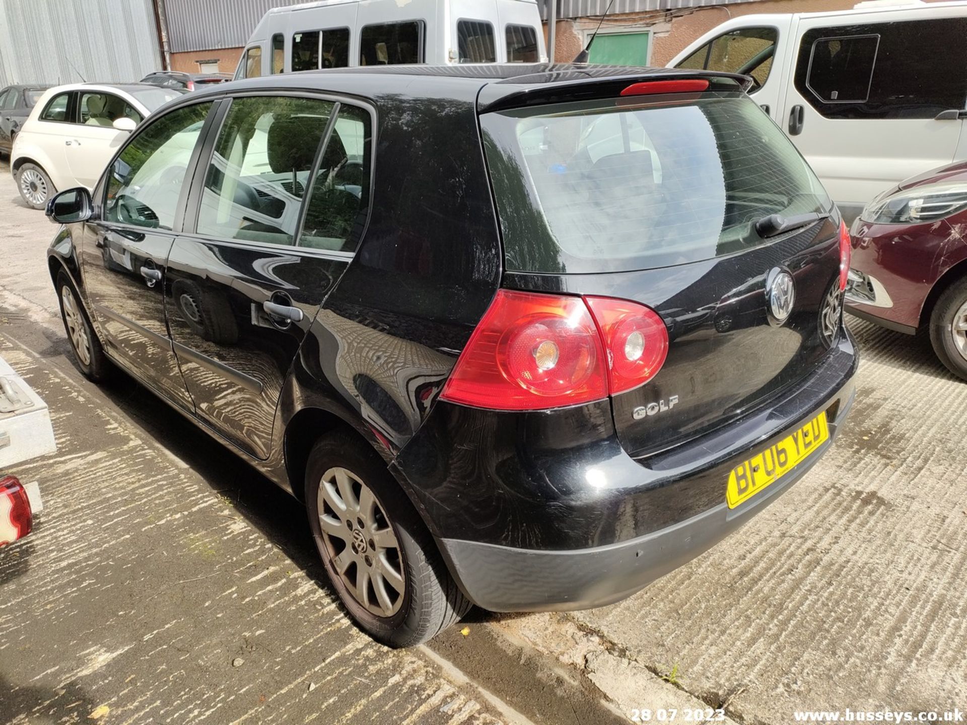 06/06 VOLKSWAGEN GOLF TDI SE AUTO - 1896cc 5dr Hatchback (Black) - Image 11 of 34