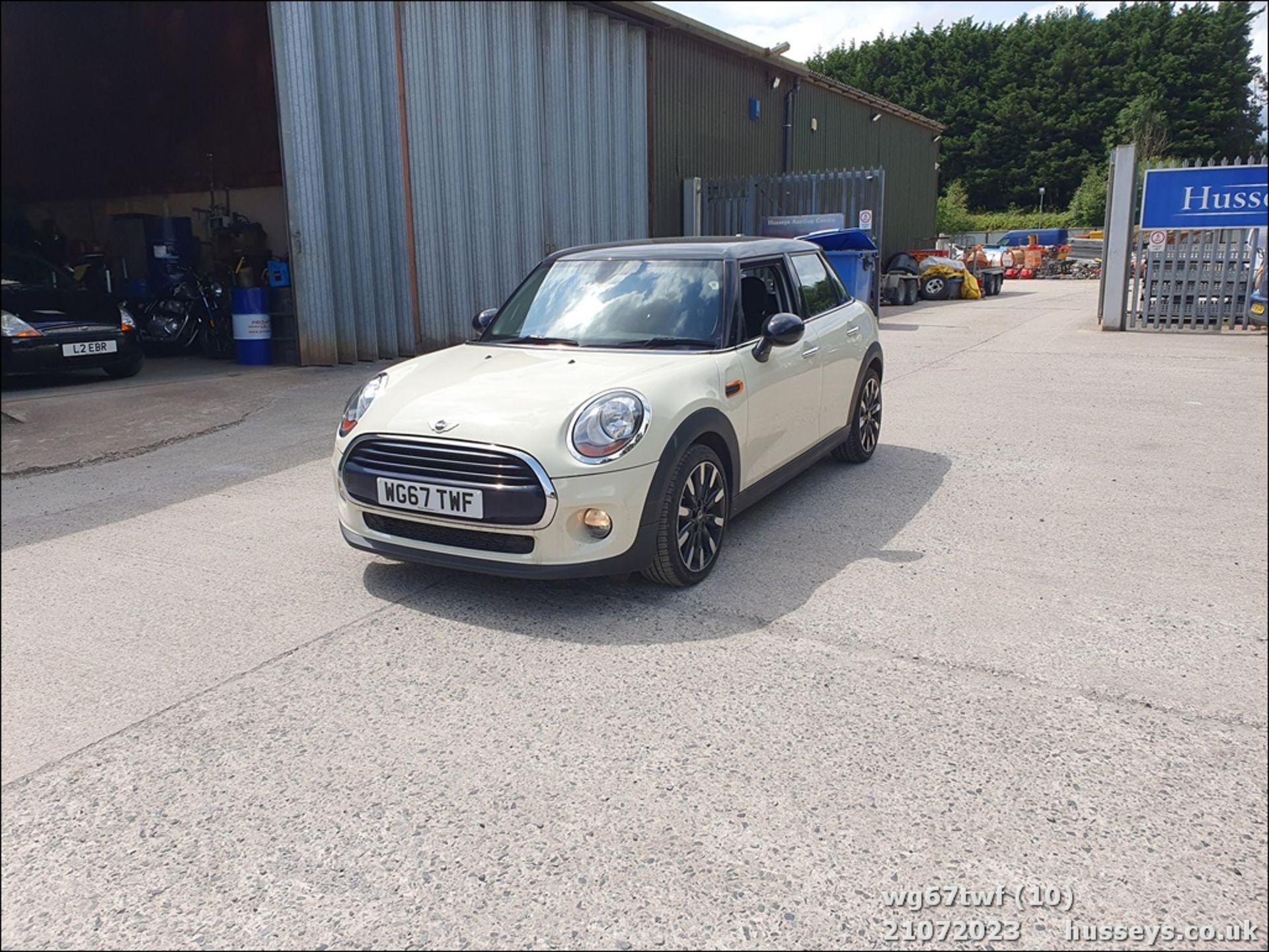 17/67 MINI COOPER AUTO - 1499cc 5dr Hatchback (White, 8k) - Image 10 of 60