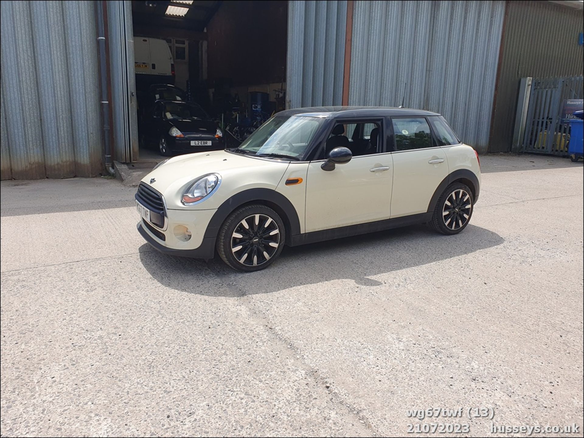 17/67 MINI COOPER AUTO - 1499cc 5dr Hatchback (White, 8k) - Image 13 of 60