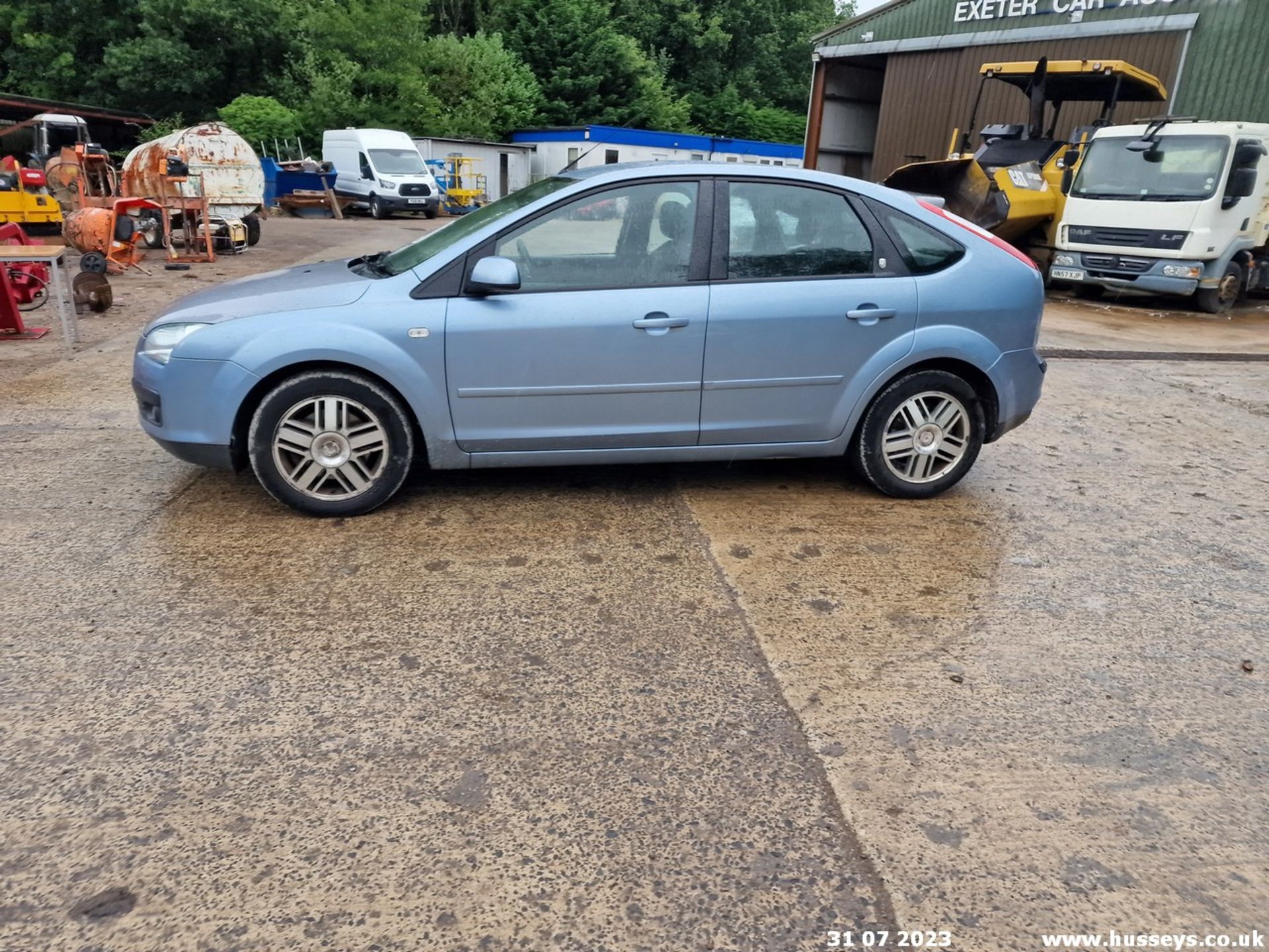 06/05 FORD FOCUS GHIA - 1999cc 5dr Hatchback (Blue, 134k) - Image 7 of 57